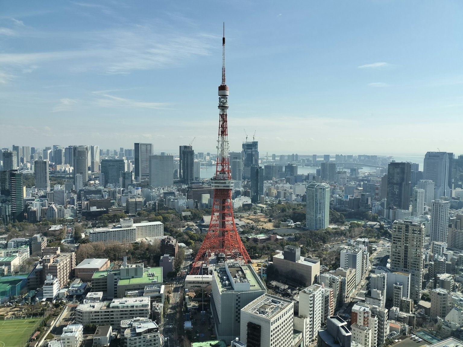 Pemandangan panorama Menara Tokyo dan gedung pencakar langit