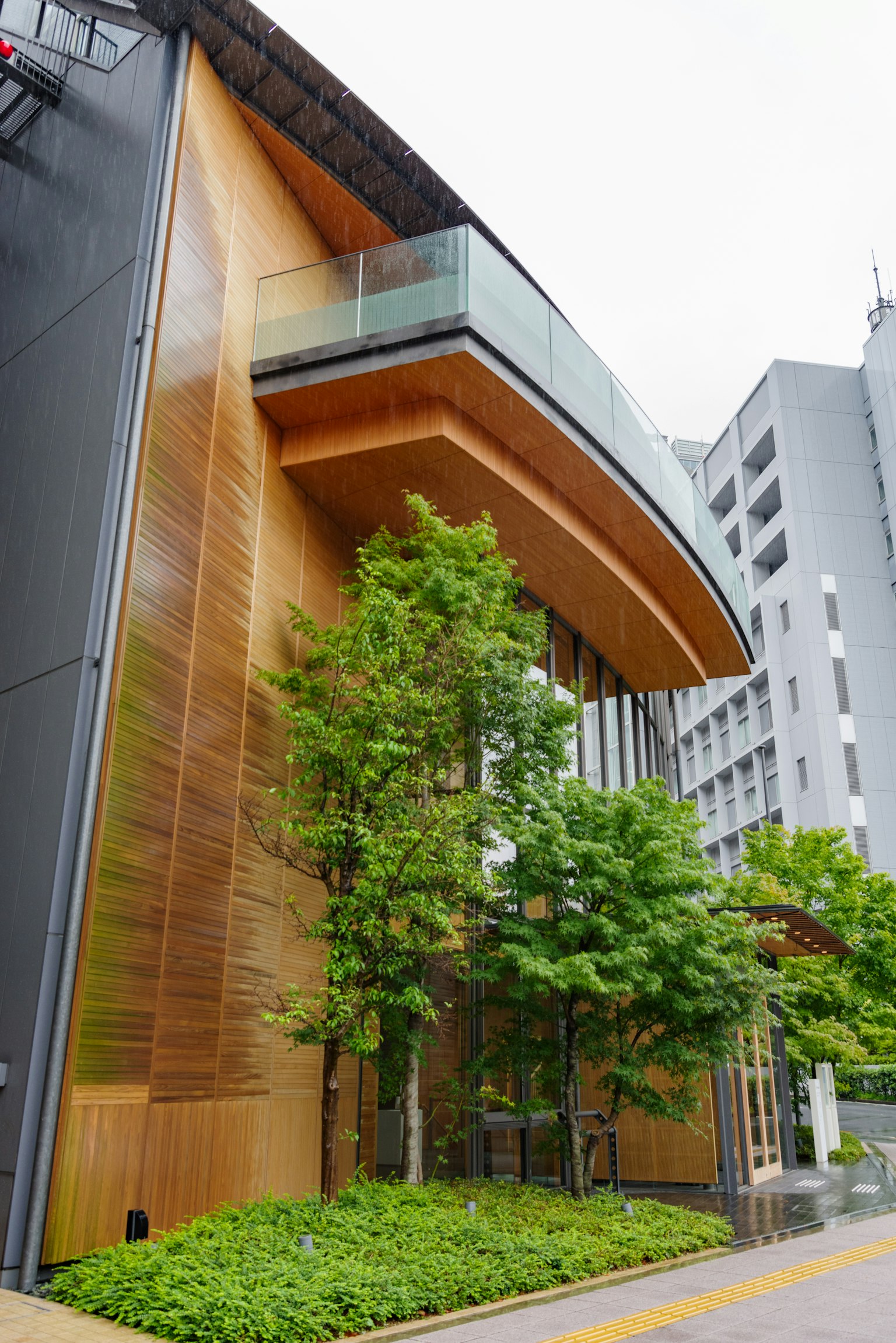 現代建築外觀，特色是木材和綠色植栽