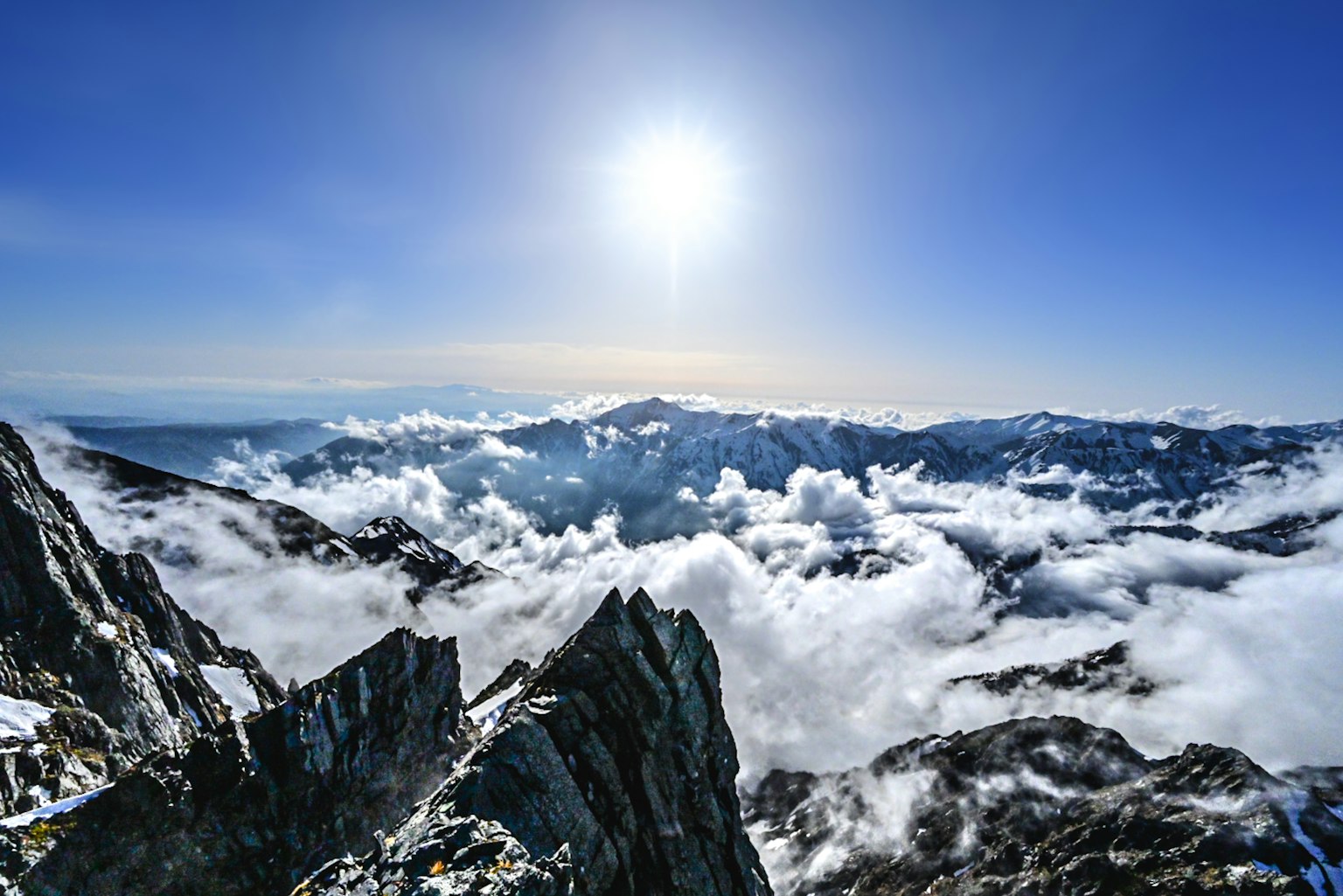 Majestätisches Wolkenmeer und Sonnenlicht vom Gipfel des Berges