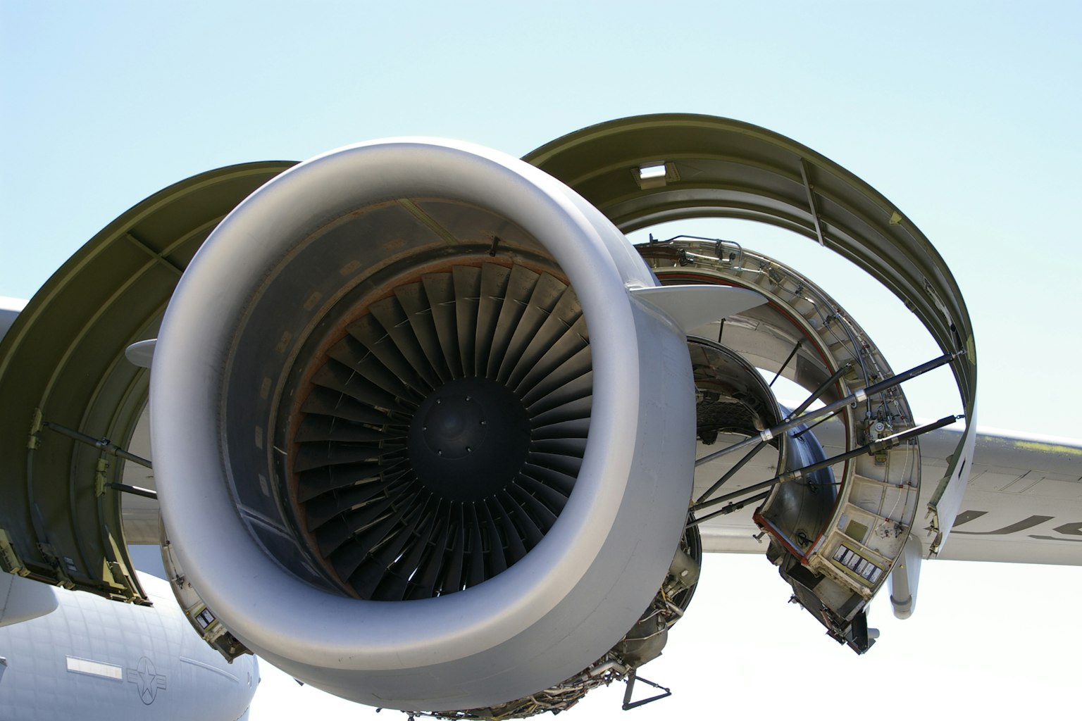 Vue rapprochée d'un moteur d'avion montrant sa structure interne complexe