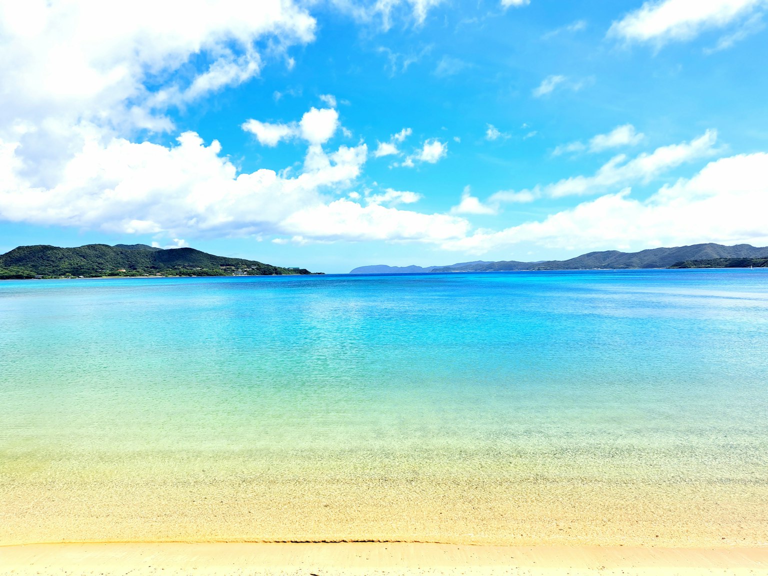 美麗的藍色海洋和白色沙灘風景