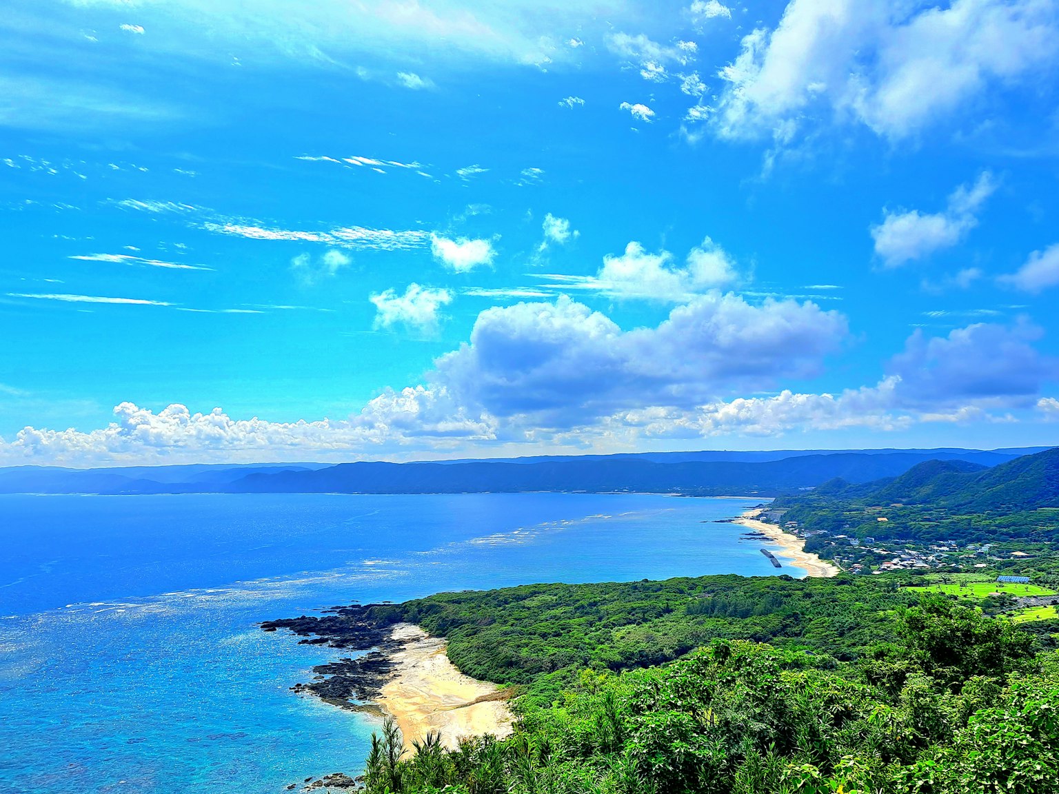 Vista escénica de una costa con mar y cielo azul