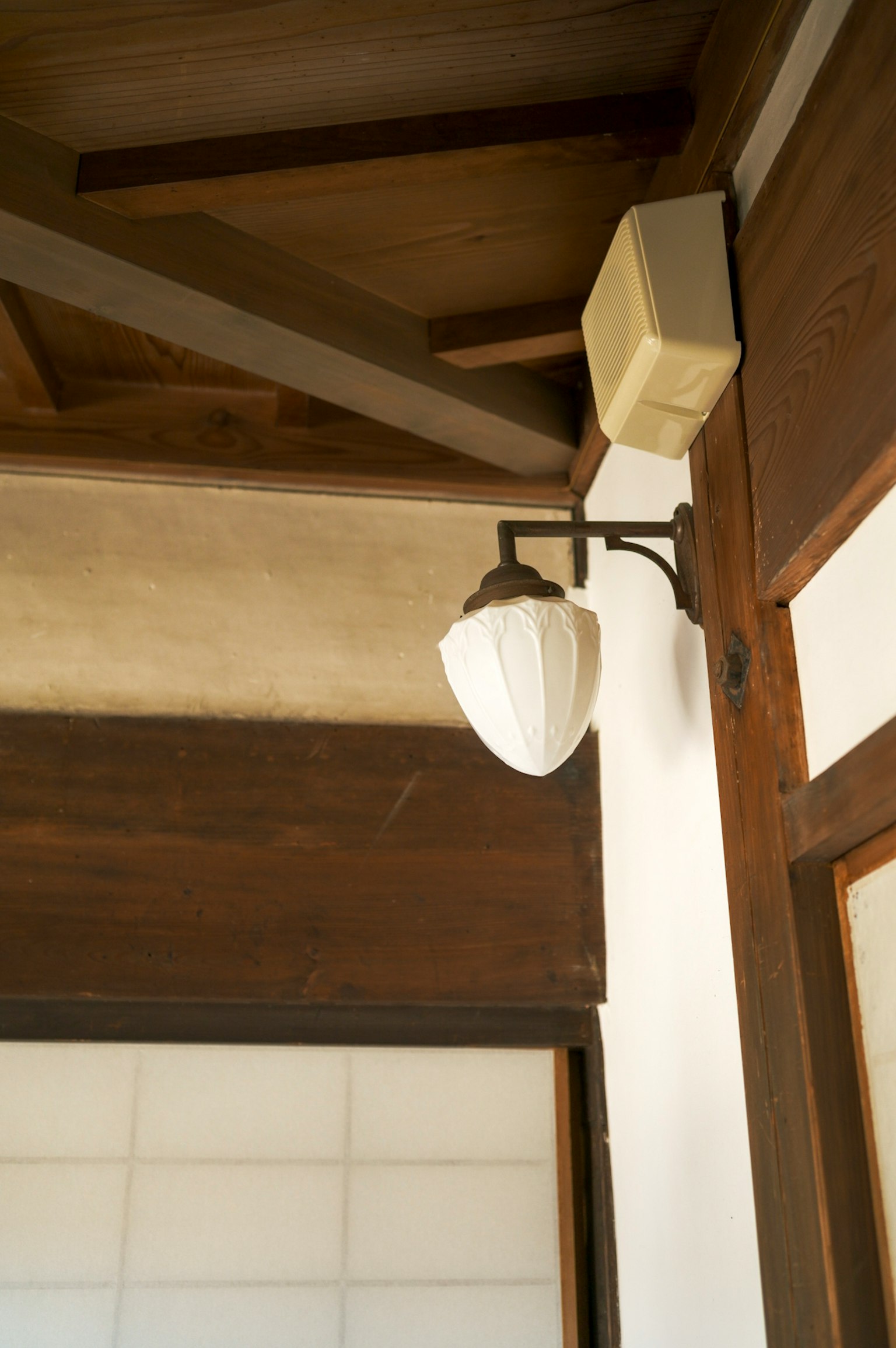 Innenleuchte mit Holzbalken und Wand im japanischen Stil