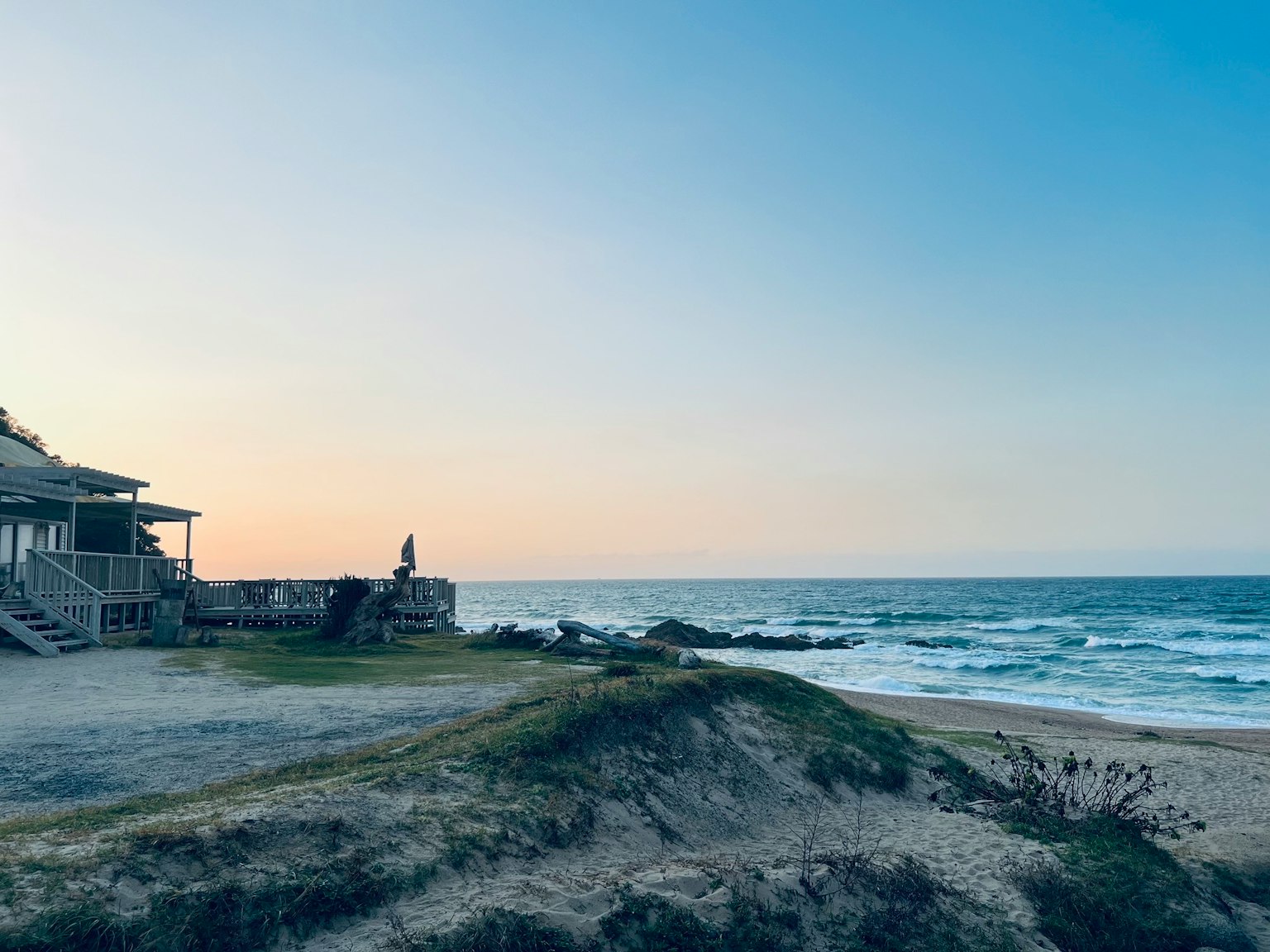 海岸场景与夕阳下的身影