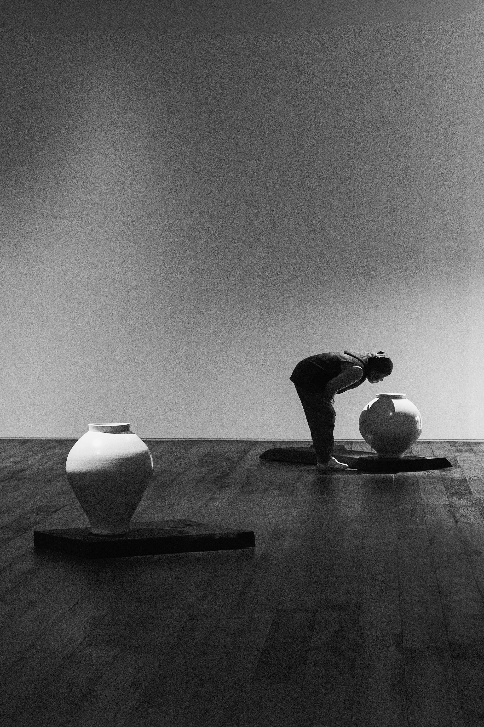 Johyun Gallery 展厅里安静的空间，花瓶与人物