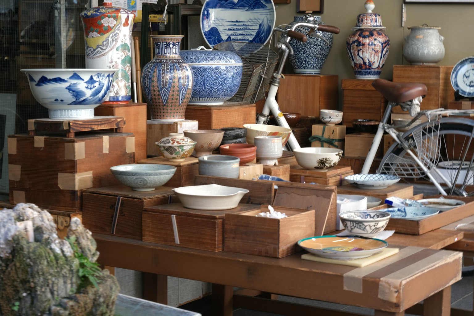 商店内的陶器和木制家具展示