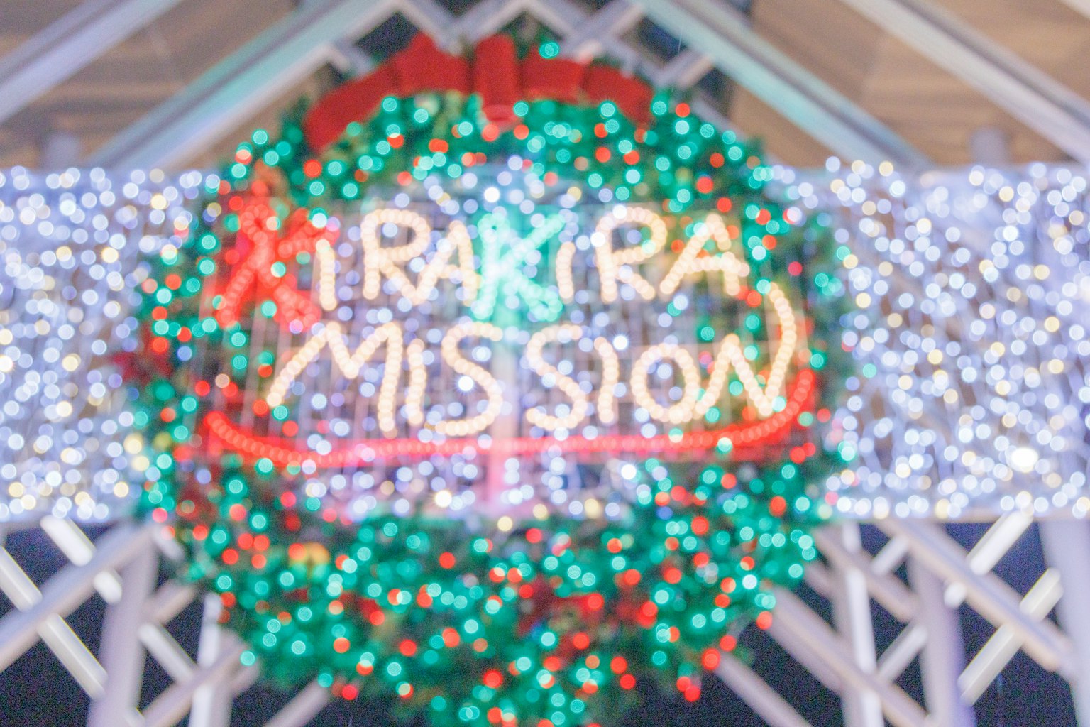 การตกแต่งคริสต์มาสที่มีข้อความ RAK RA MISSION ส่องสว่าง