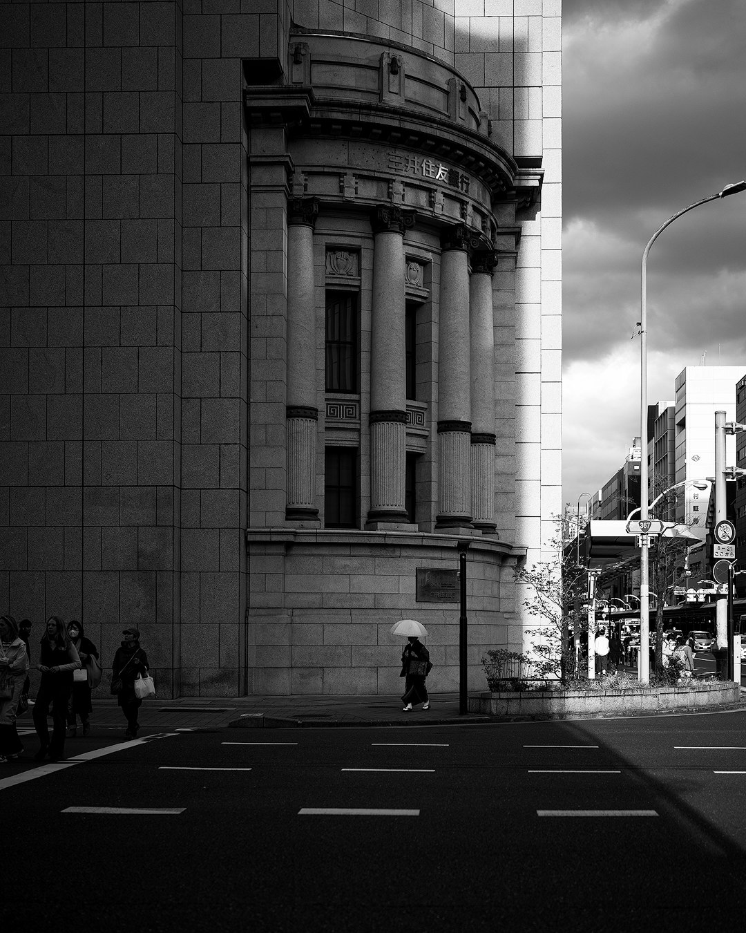 Scène urbaine monochrome avec une façade de bâtiment à arcades