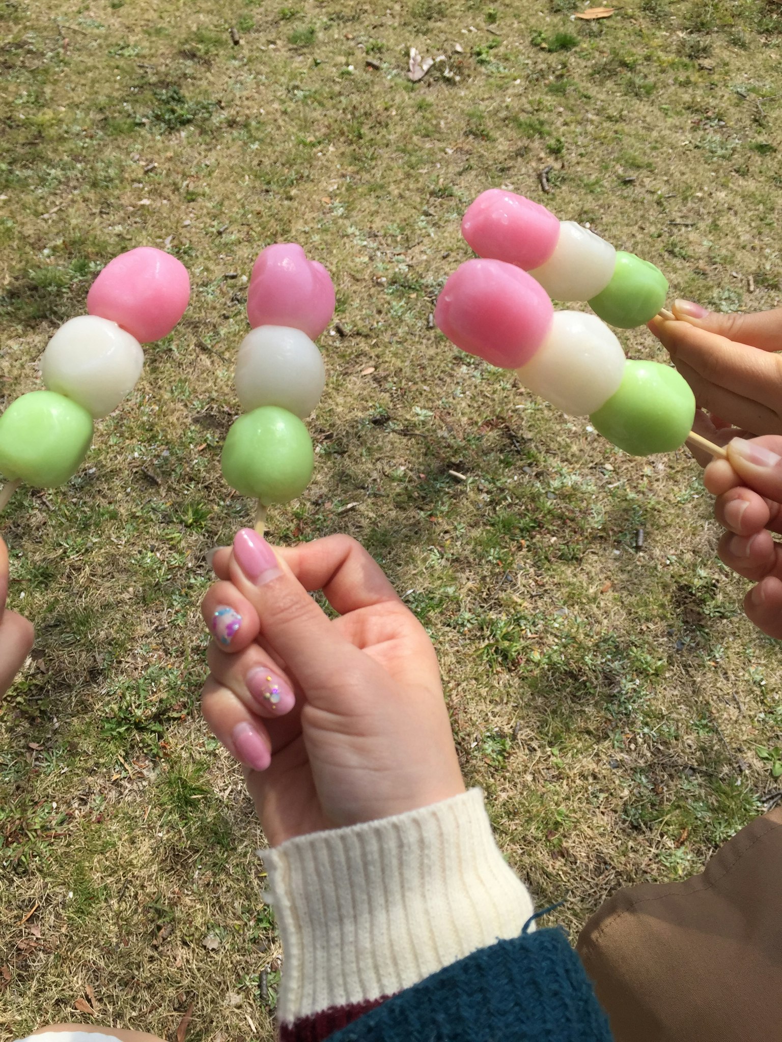 Tay cầm xiên dango nhiều màu sắc ngoài trời