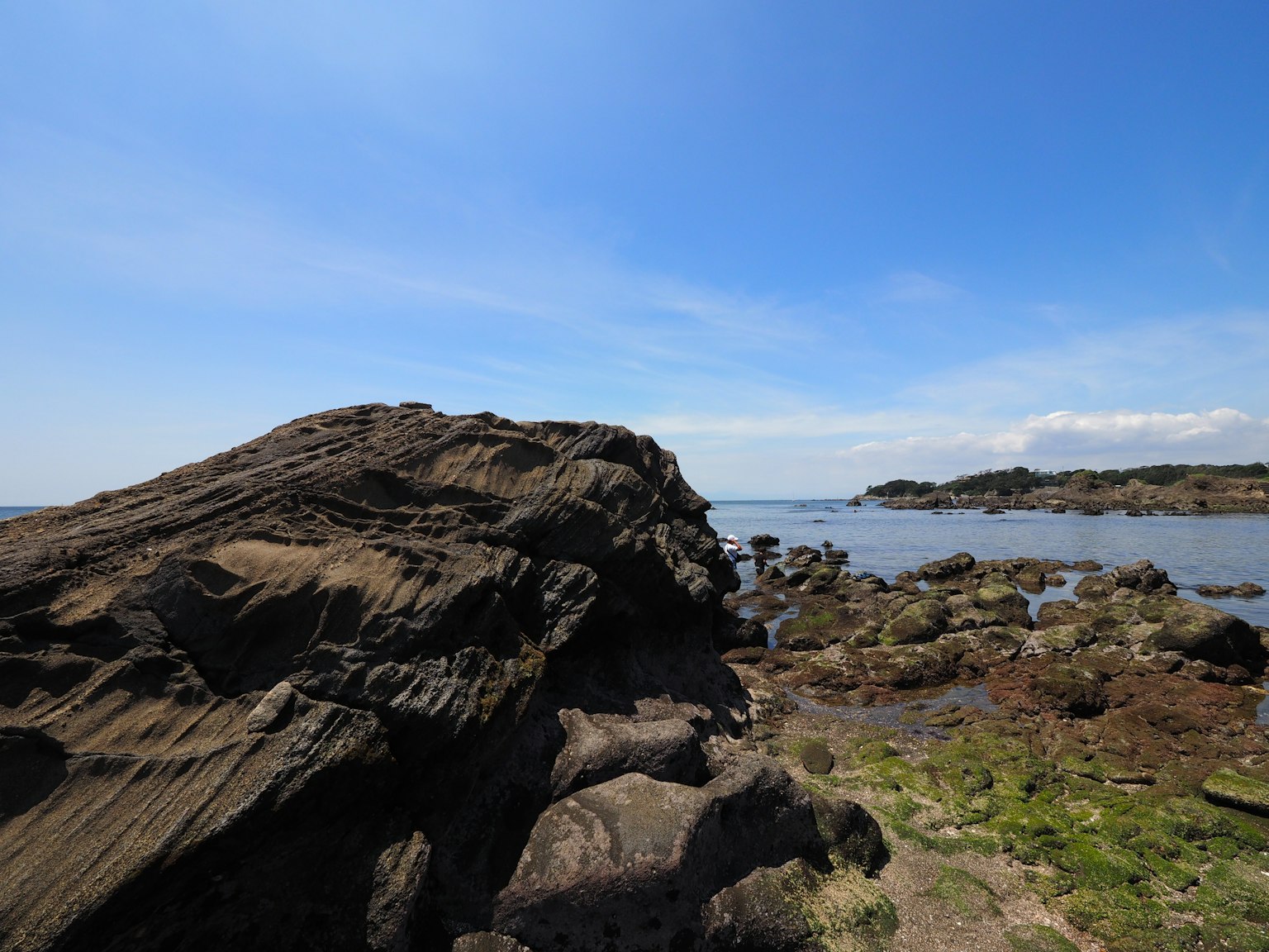 大岩石形成與海洋和藍天的景觀