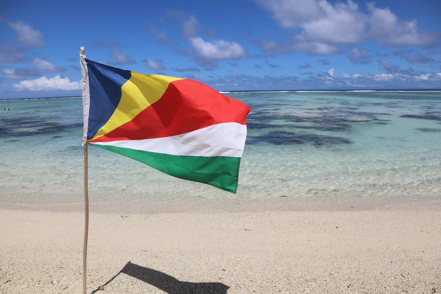 Cờ Seychelles bay trước bãi biển đẹp