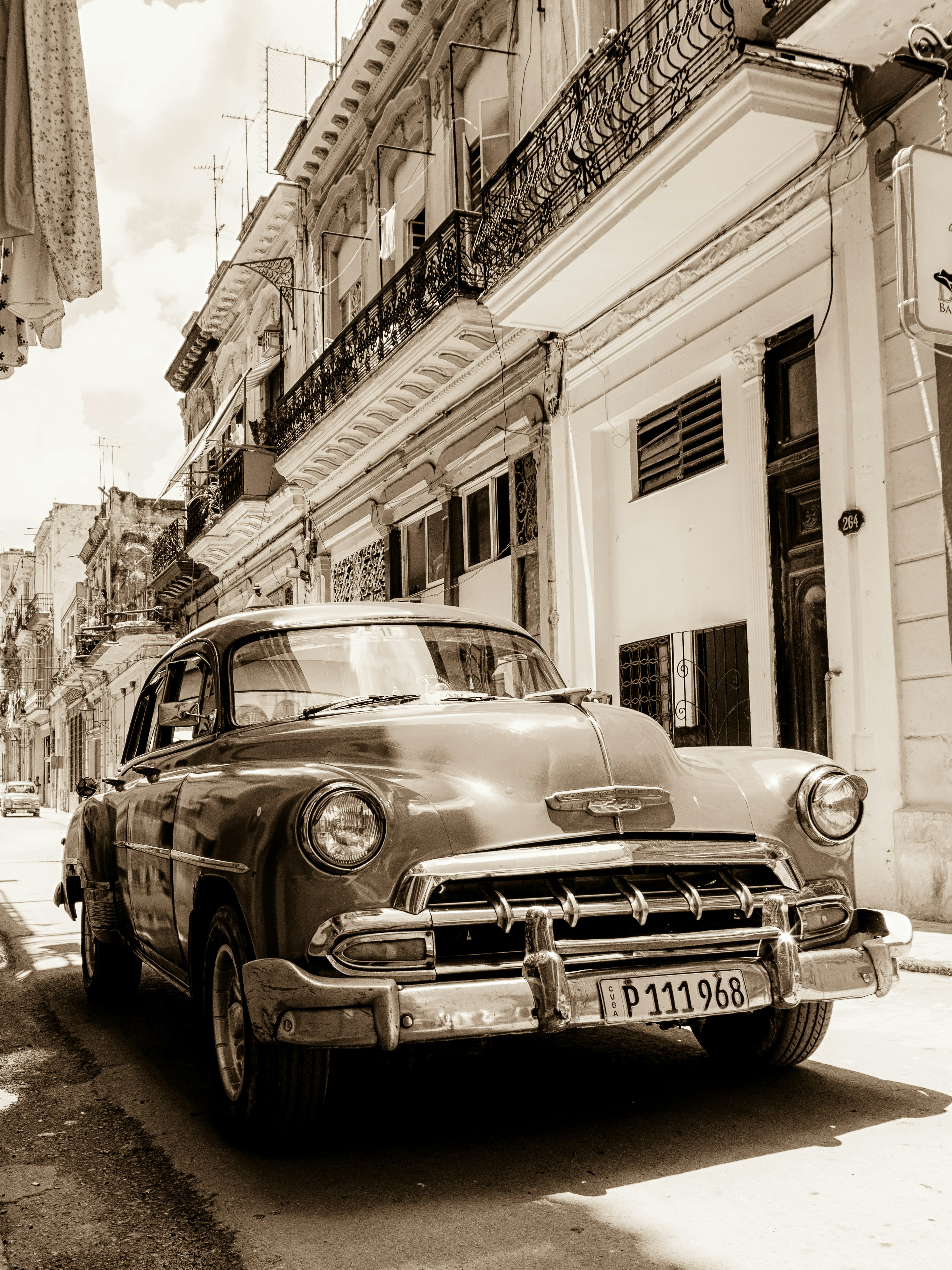 voiture classique garée dans une rue pavée historique