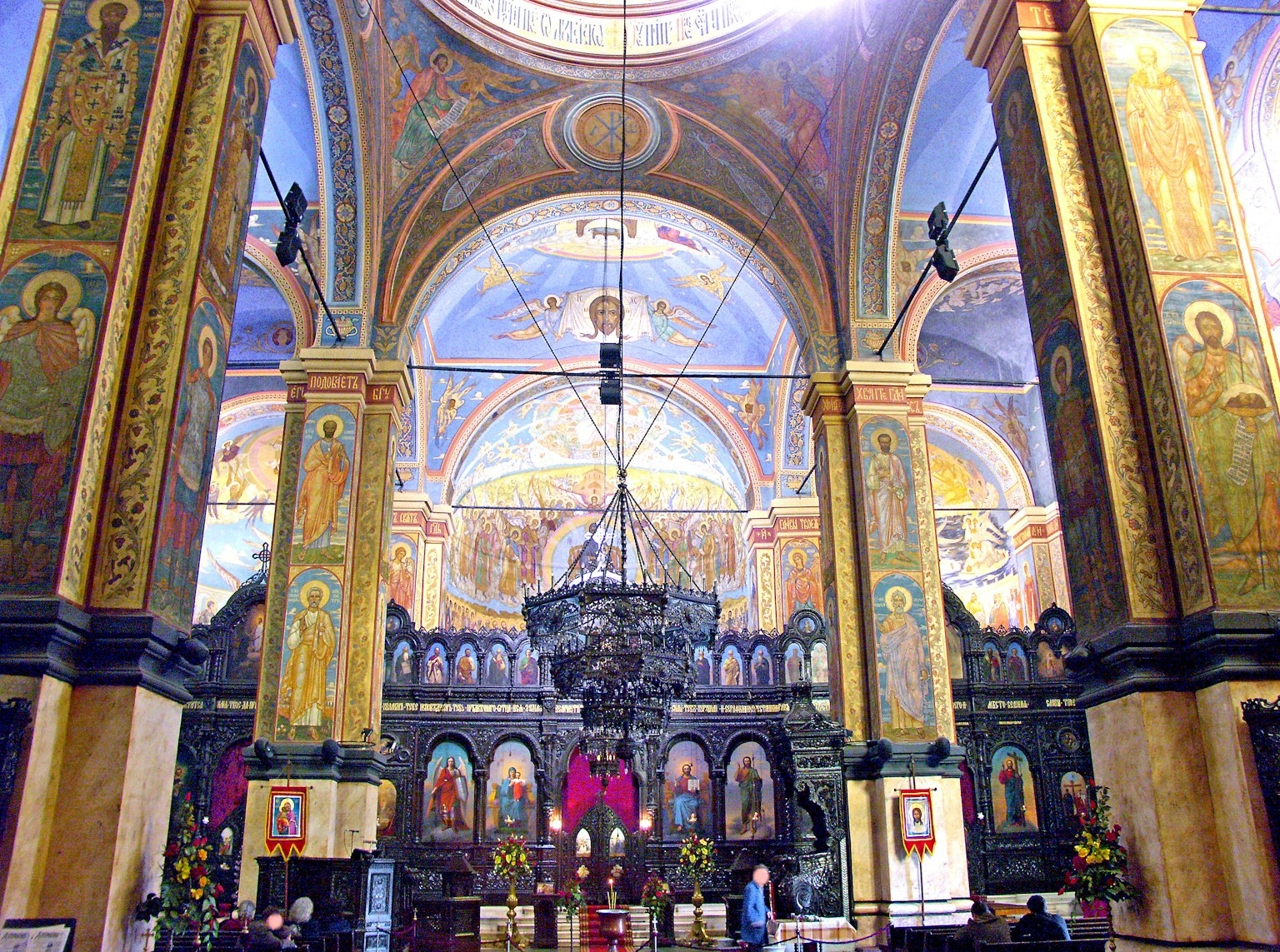Interior gereja yang indah dengan langit-langit megah dan mural Ikon dan dekorasi berwarna-warni