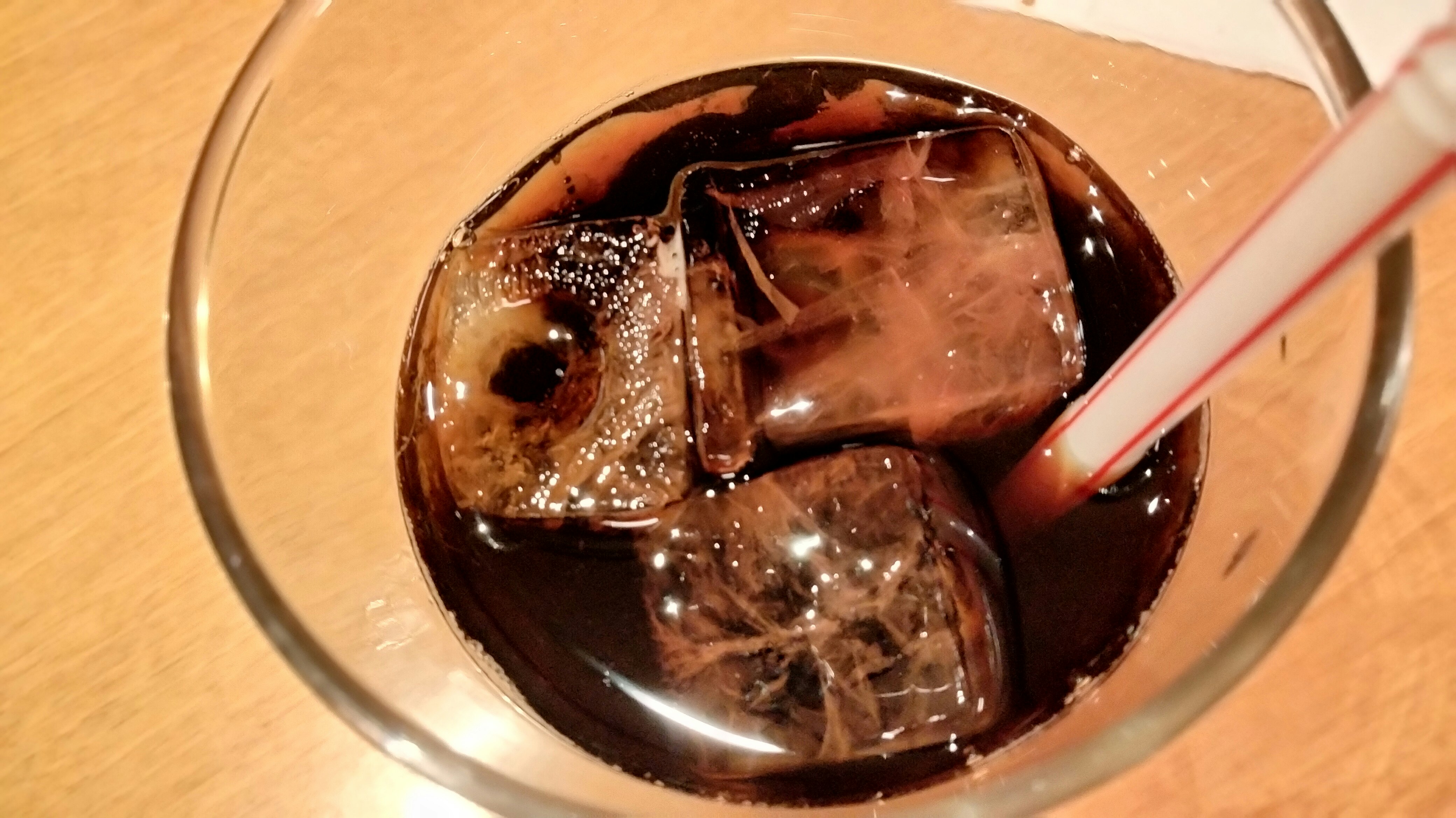 玻璃杯裡的咖啡果凍與冰塊