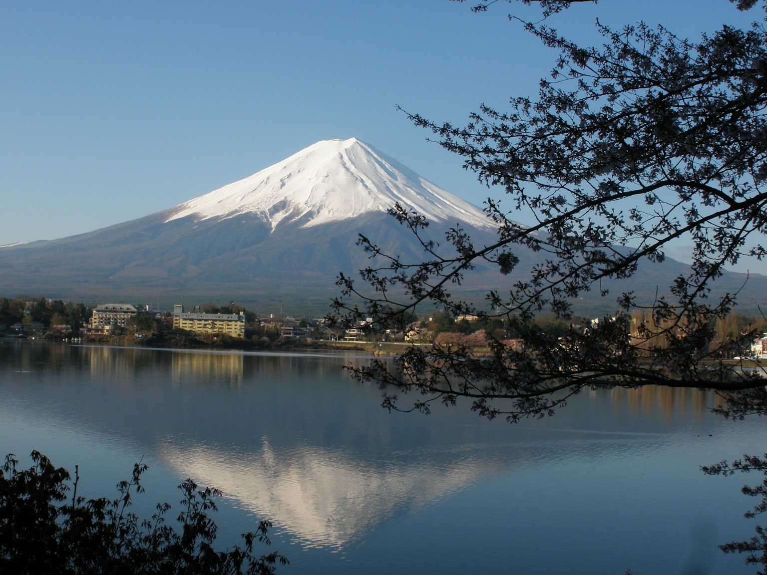 富士山的風景與湖面倒影