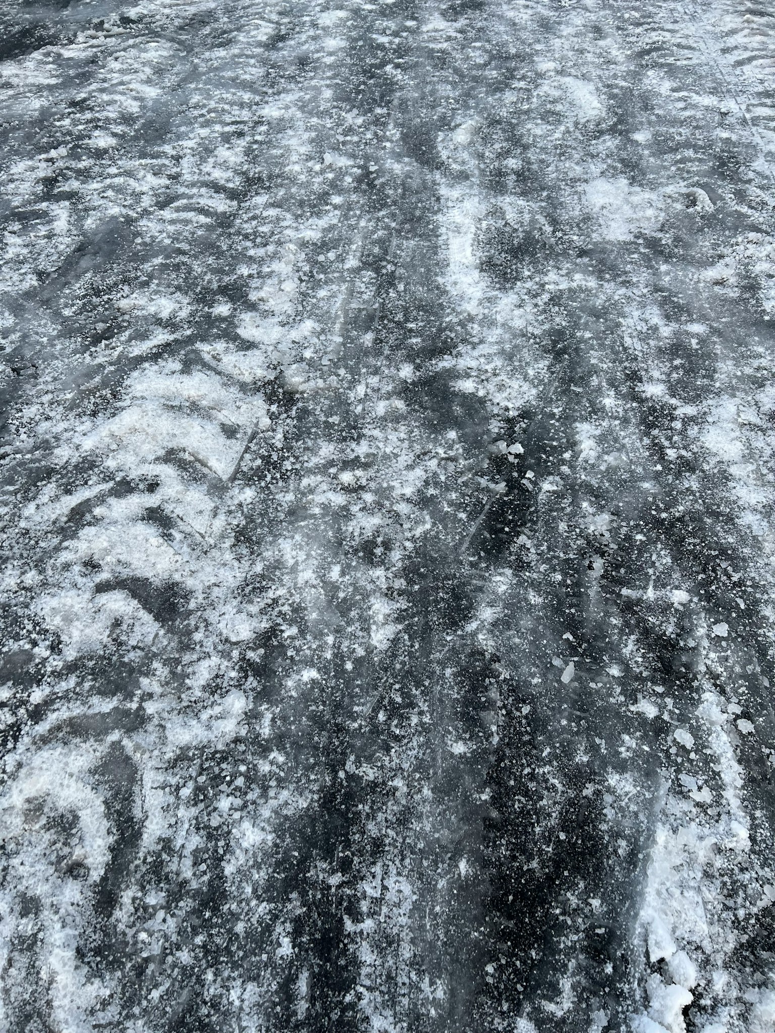 Strada ghiacciata con tracce di neve e texture ghiacciata