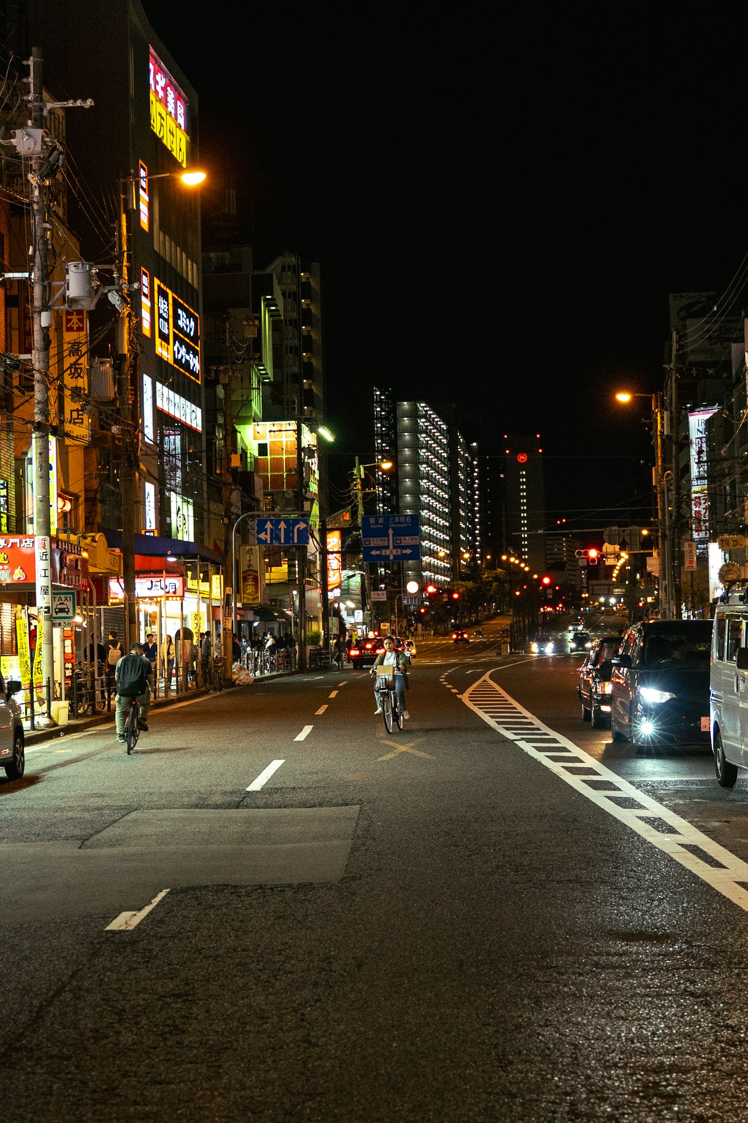 夜晚街道場景，有摩托車和明亮的霓虹燈牌