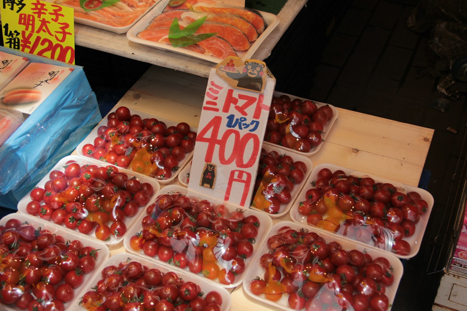 การจัดแสดงมะเขือเทศเชอร์รีบรรจุในตลาดพร้อมป้ายราคา