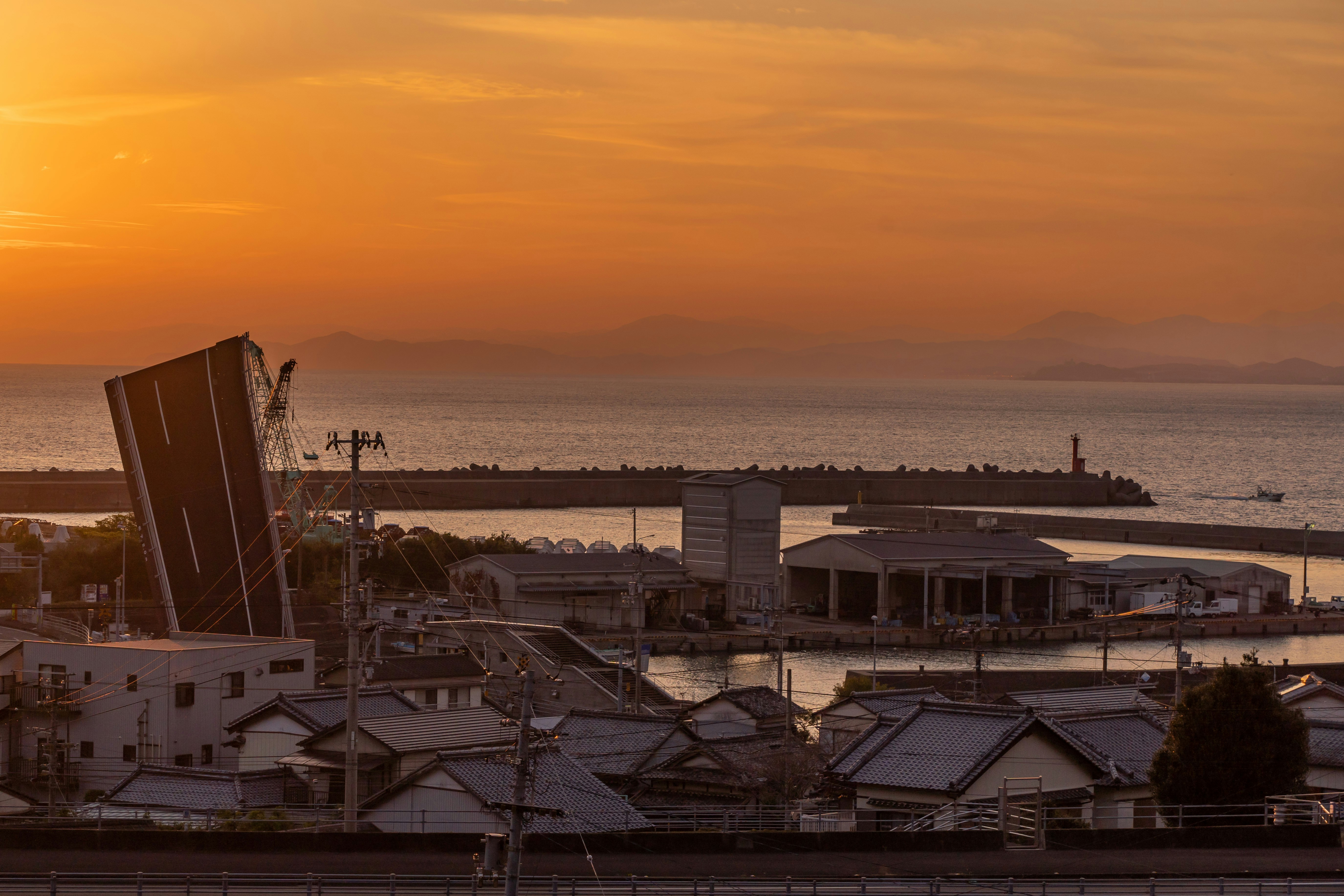 夕焼けの海と港を望む街並み