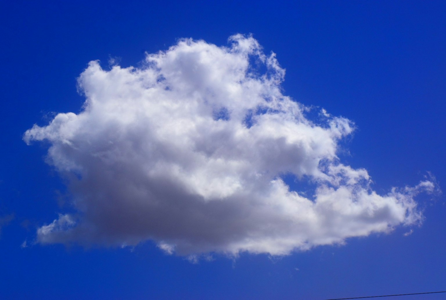 Una nuvola bianca soffice in un cielo blu brillante