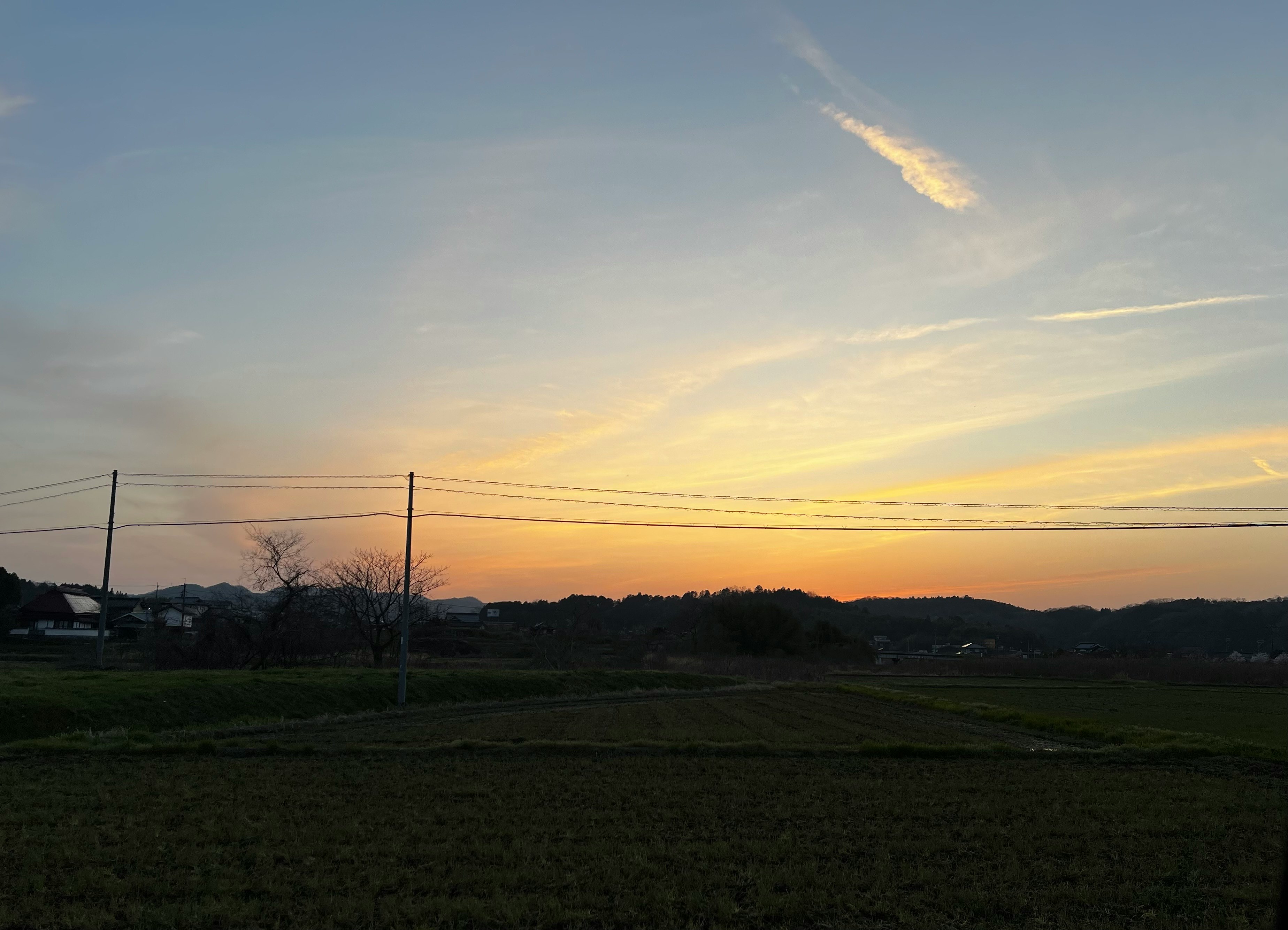 Himmel beim Sonnenuntergang mit orangefarbenem Farbverlauf