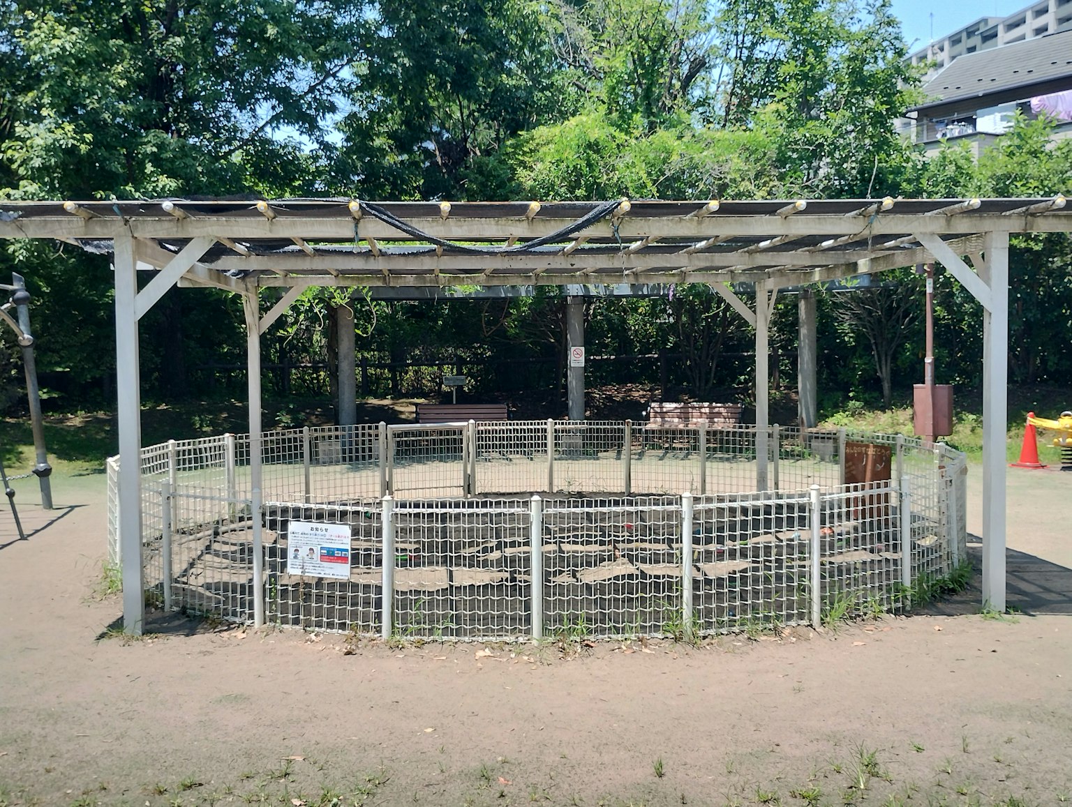 Cerca circular con techo de madera en un parque