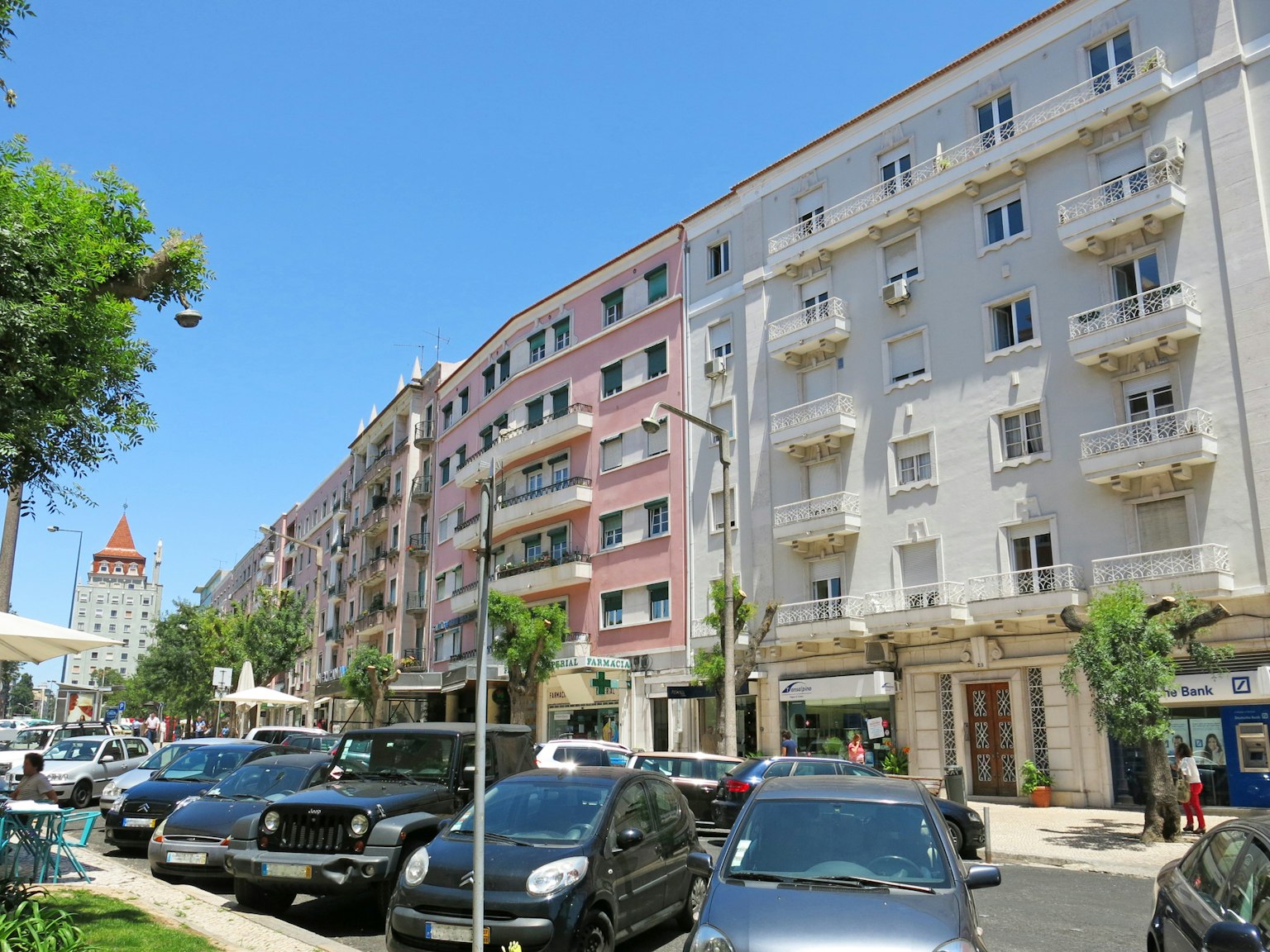 Straßenansicht mit bunten Gebäuden und geparkten Autos