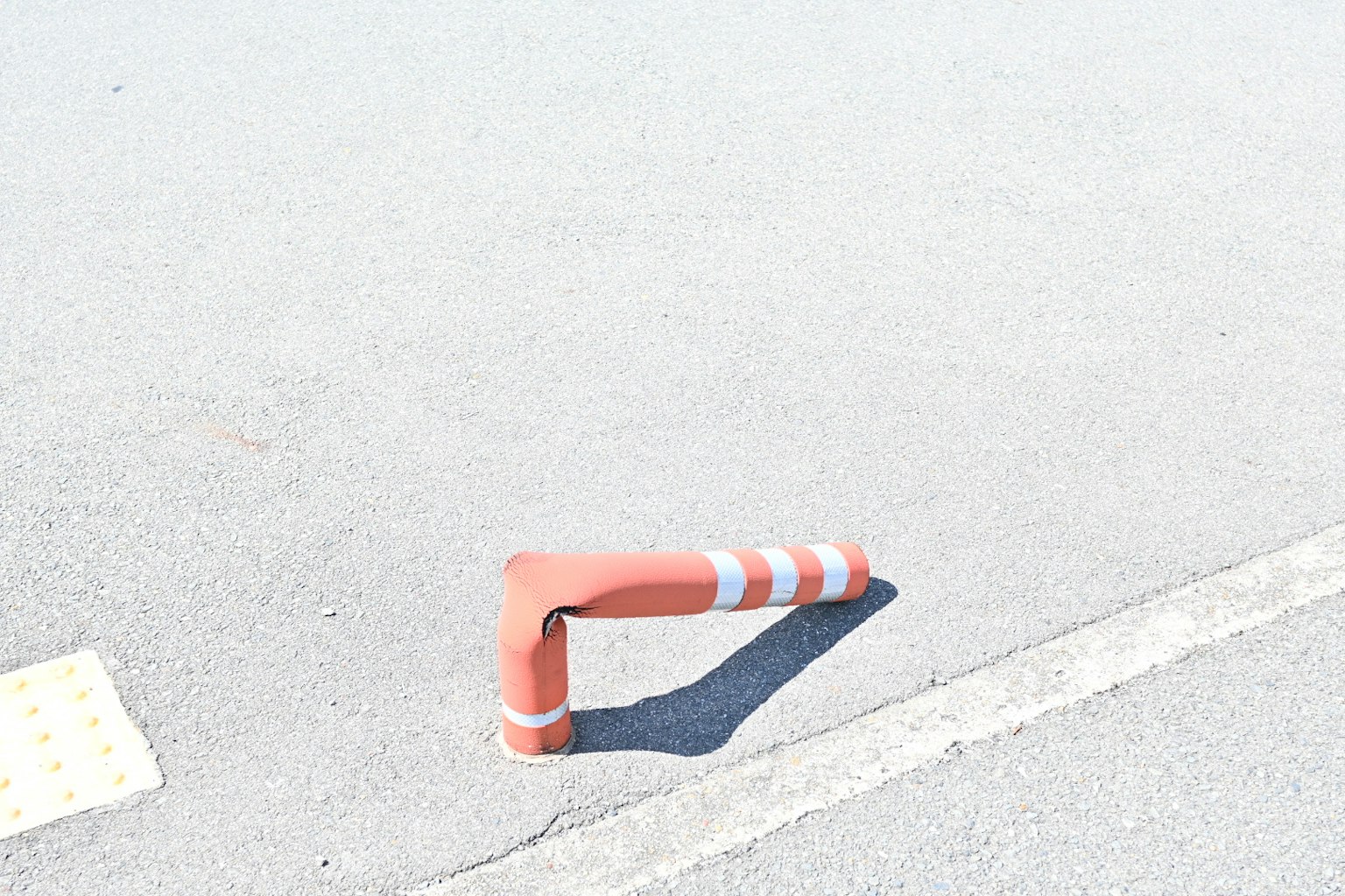 Una sezione di barriera rossa su un pavimento bianco