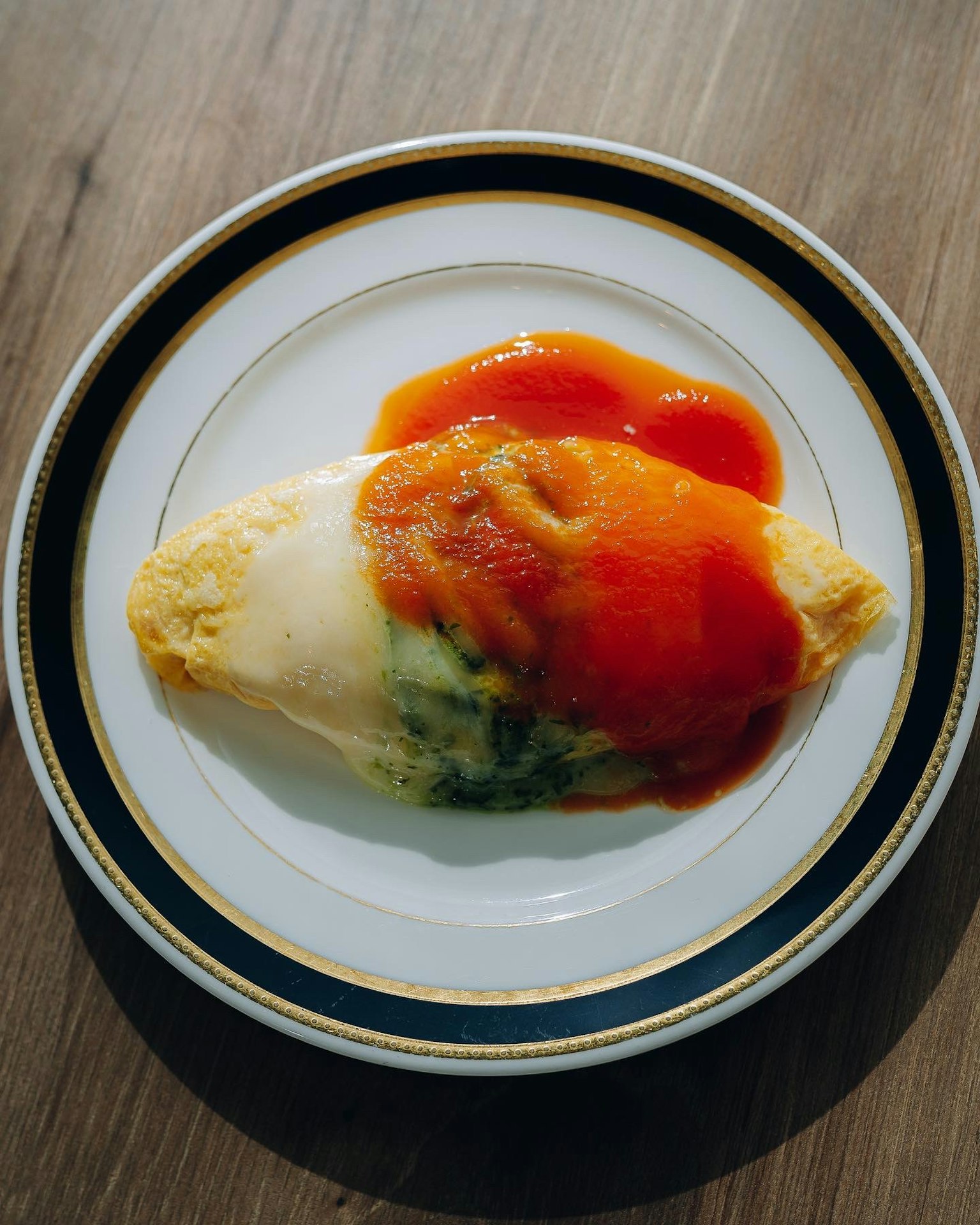 Nasi omelet dengan saus tomat di atas piring