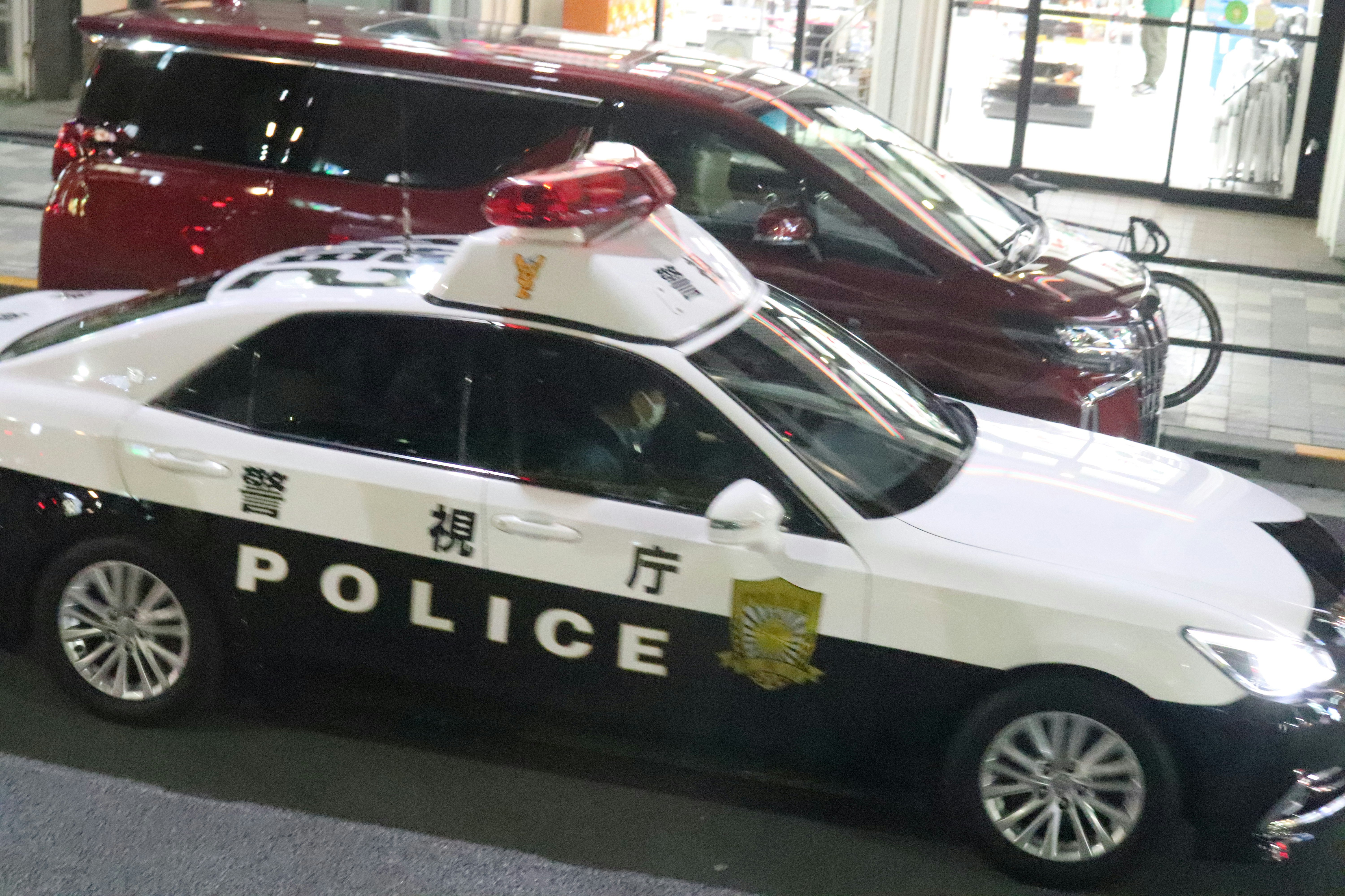 vehículos de policía en exhibición con un coche patrulla rojo