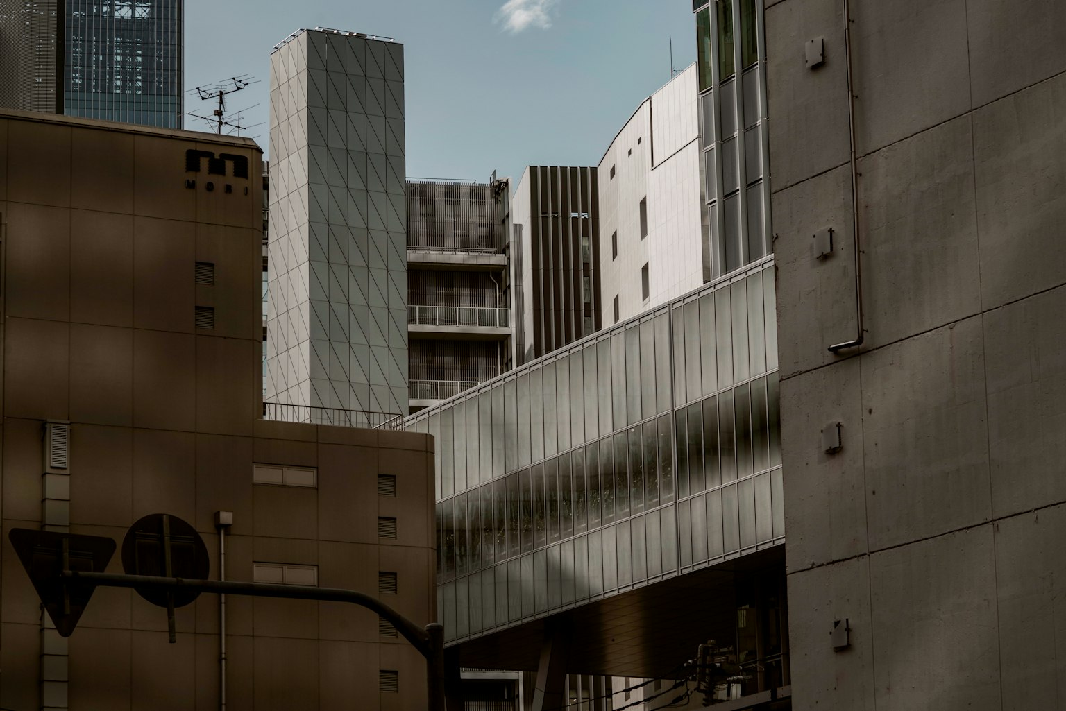 城市景观，交错的建筑和结构