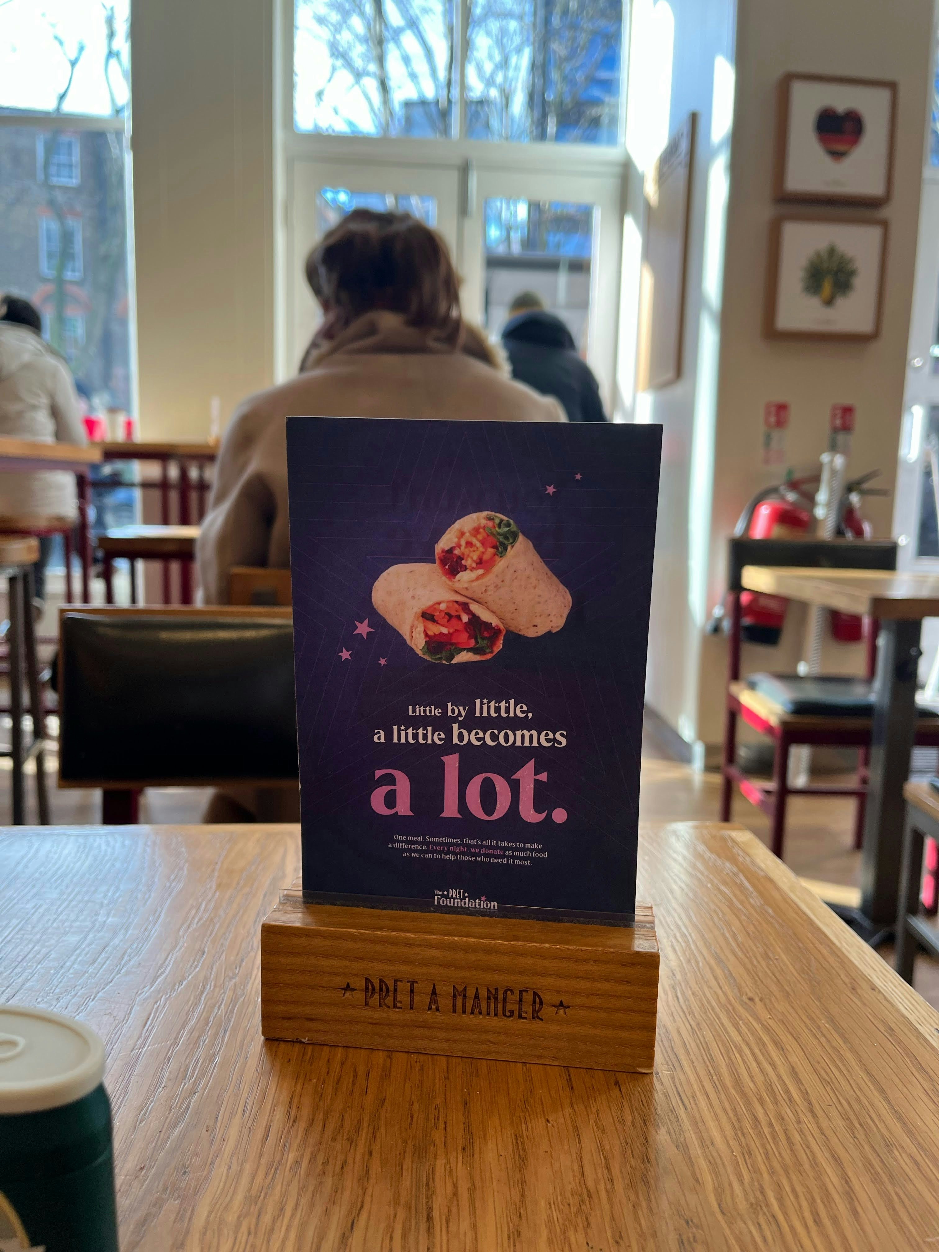 couverture de livre posée sur une table de café
