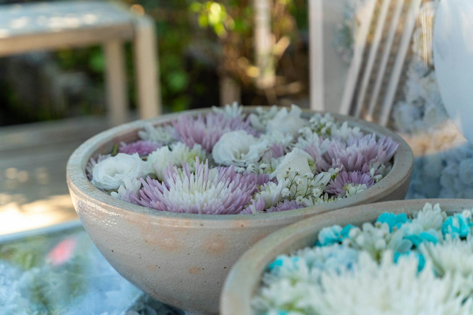 Nahaufnahme einer großen Schüssel mit schwimmenden Blumen