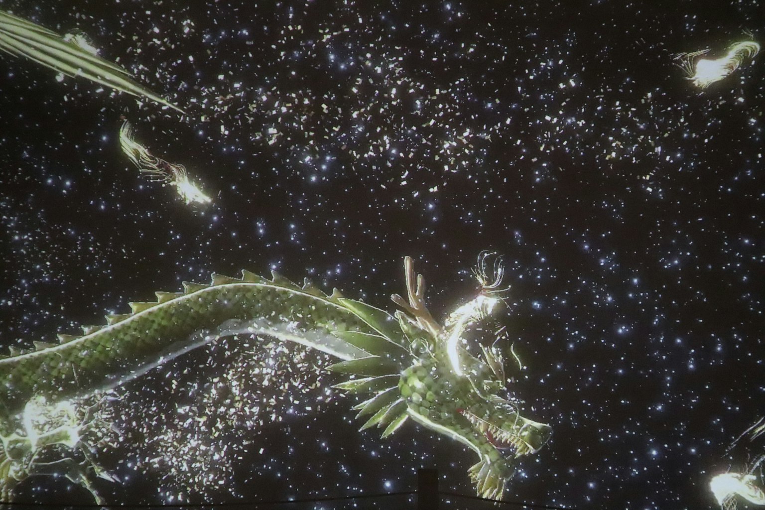 Un dragón místico nadando a través del cosmos con estrellas