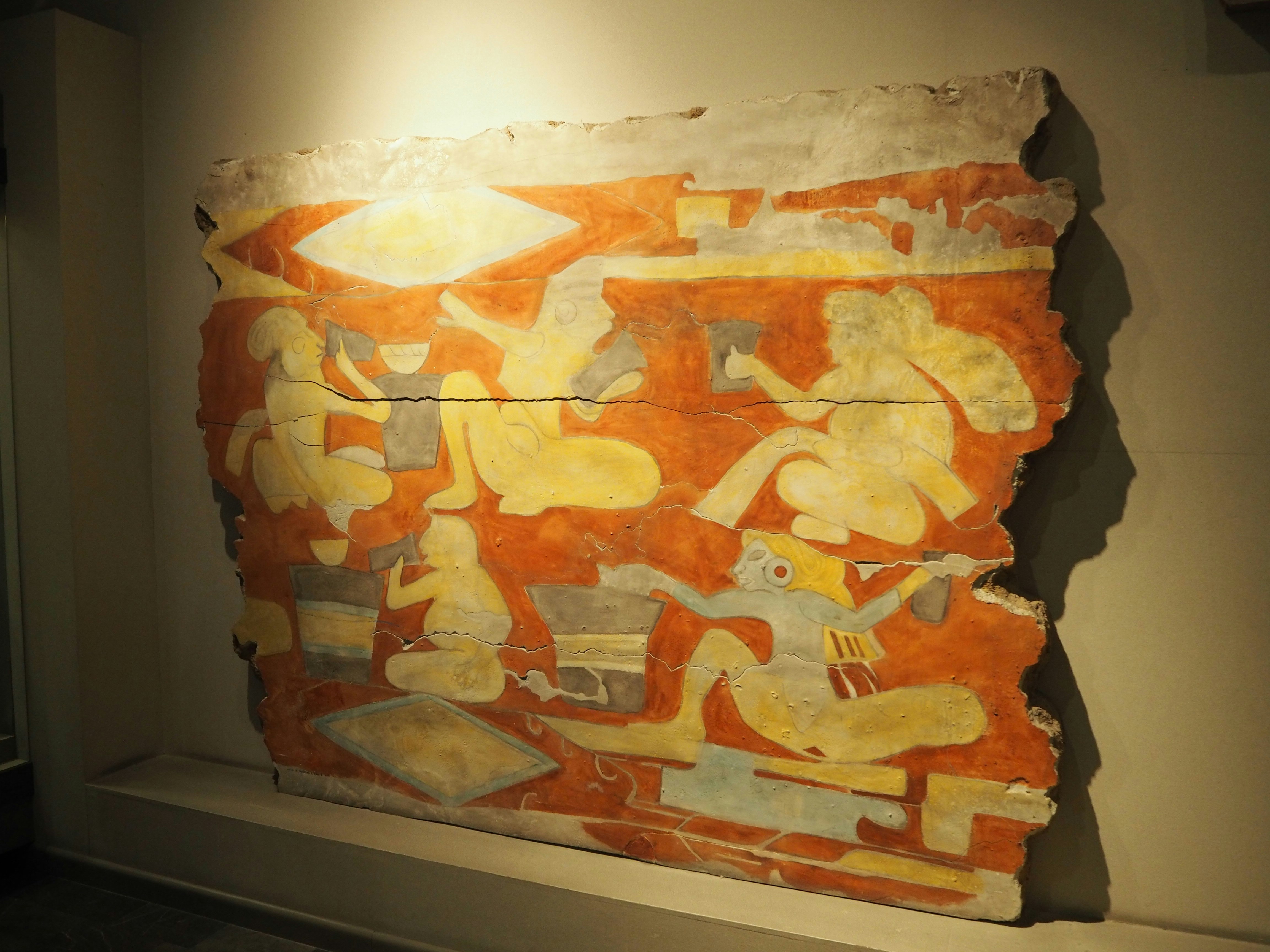 博物館展示櫃中展示的抽象壁畫殘片