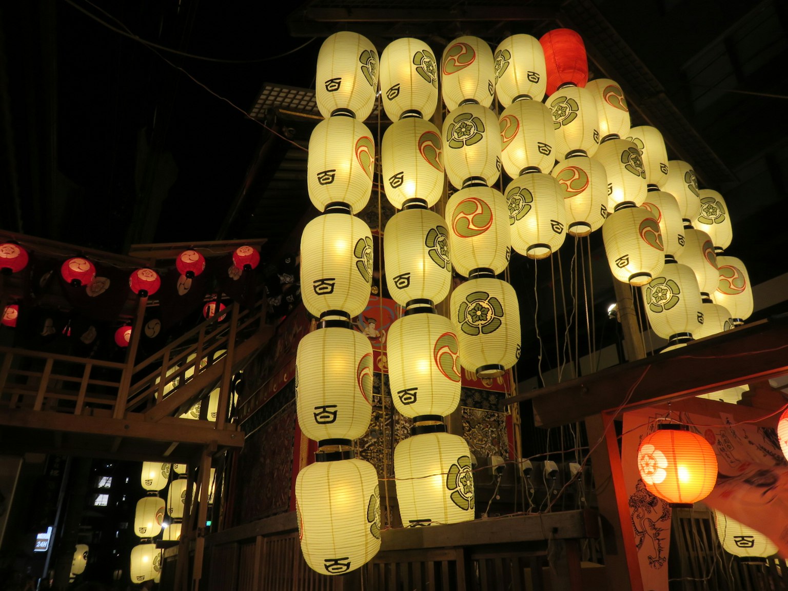 ทิวทัศน์ที่สวยงามของโคมไฟสีขาวและสีแดงที่ส่องสว่างในเมืองยามค่ำคืน