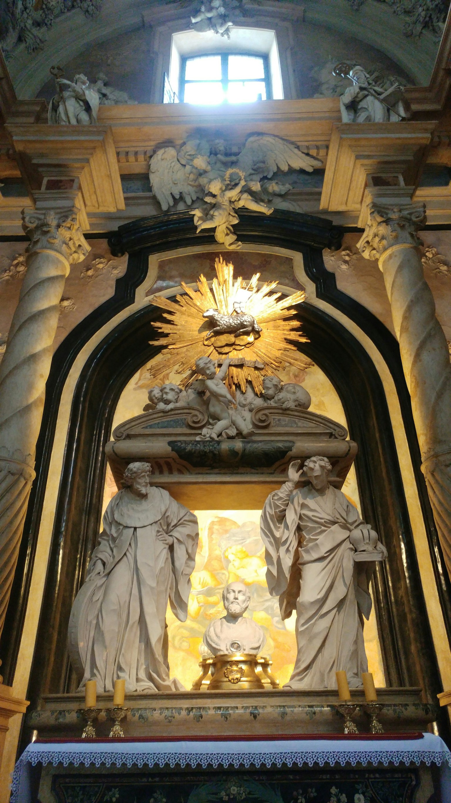 Autel baroque avec deux statues de saints et un buste central illuminé