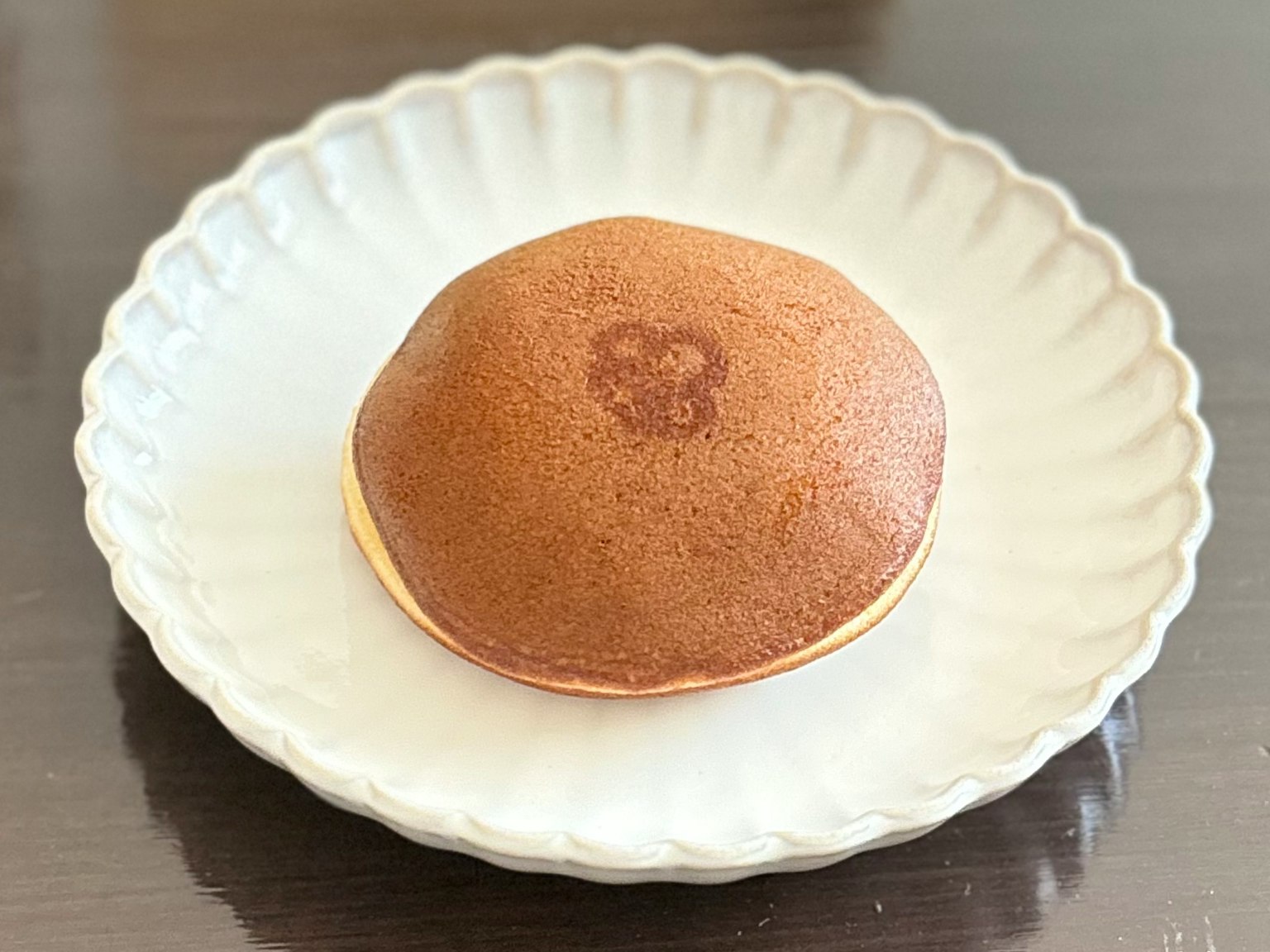 Confitería japonesa marrón en un plato blanco
