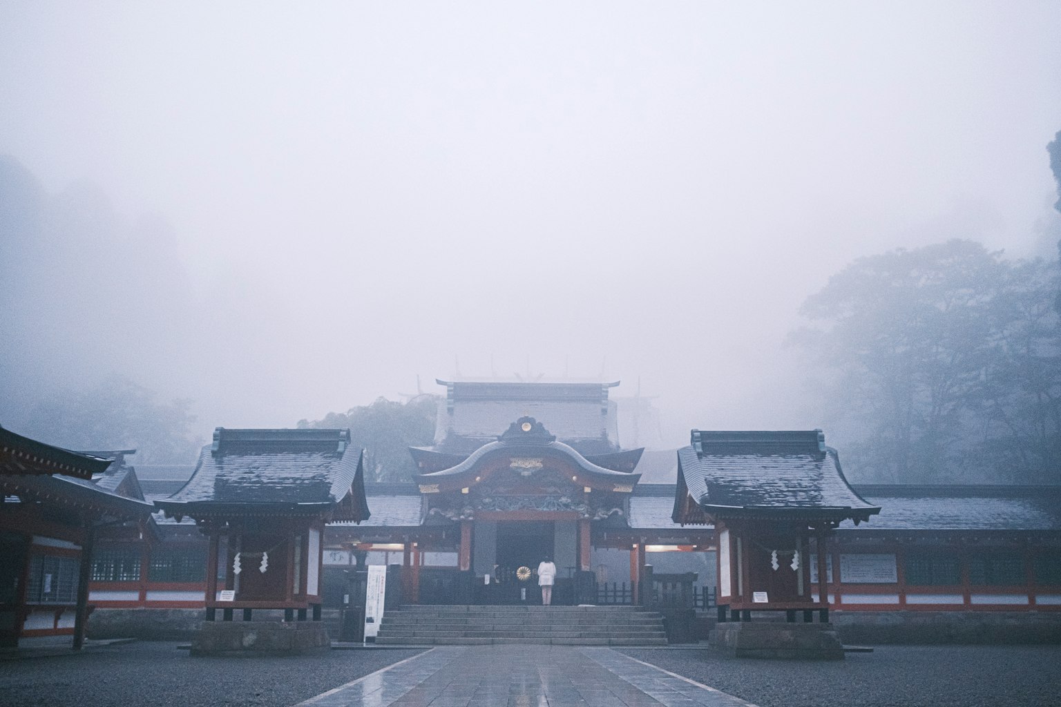 Immagine di un santuario avvolto nella nebbia