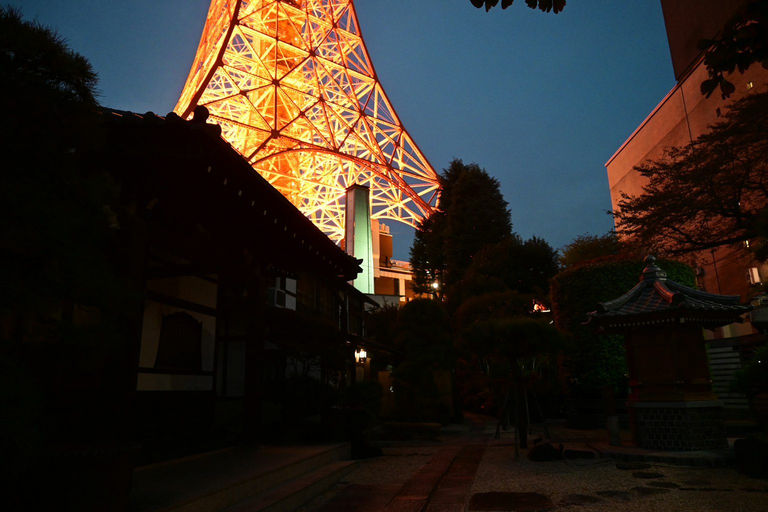 夜间照亮的东京塔与传统日本建筑