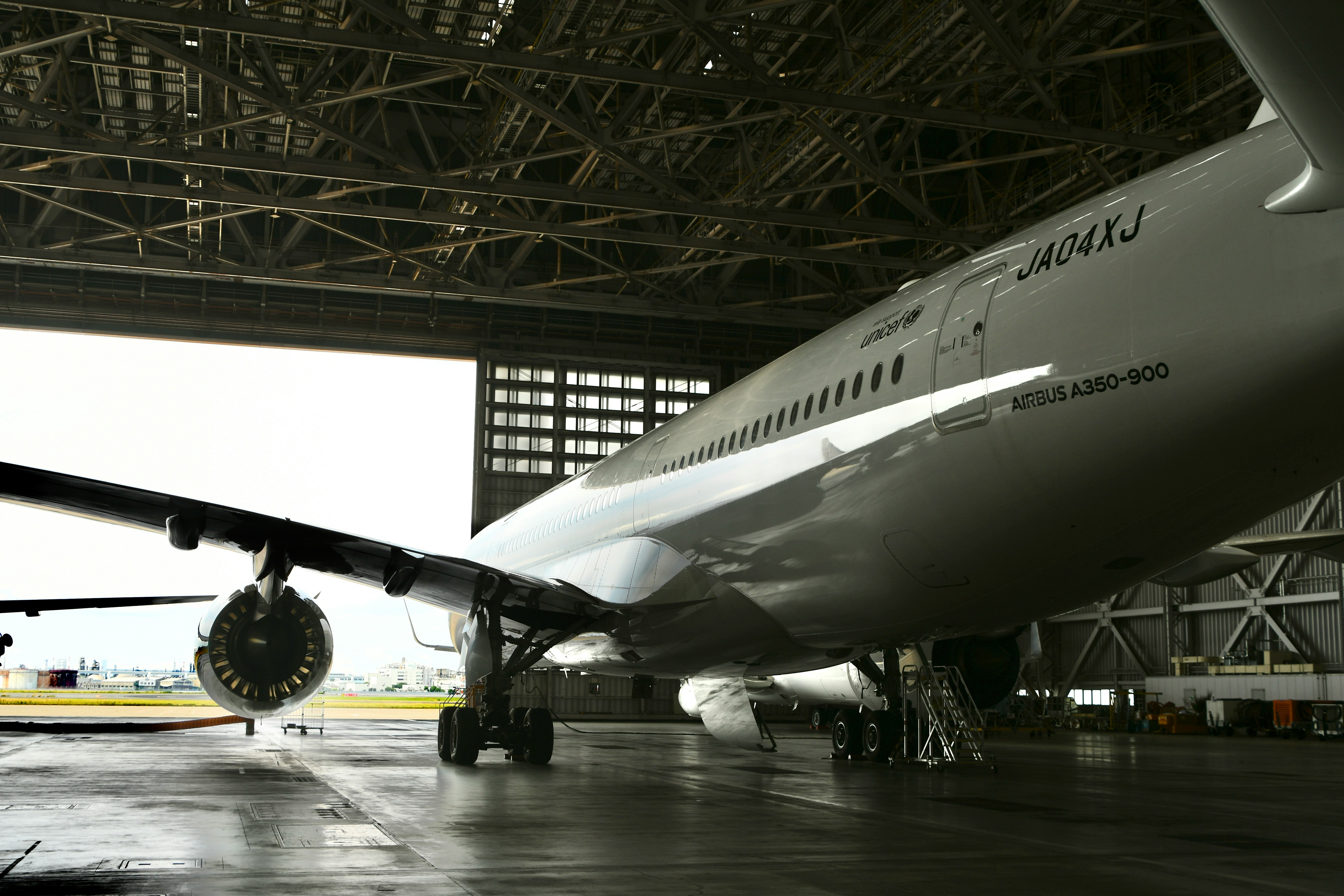 格納庫内で整備中の旅客機の機体