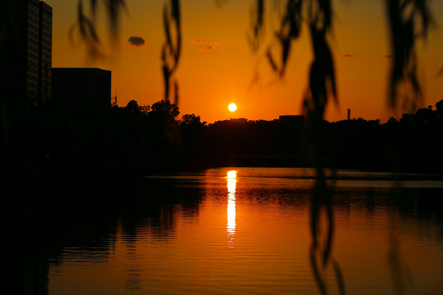 Hermoso atardecer reflejándose en un lago