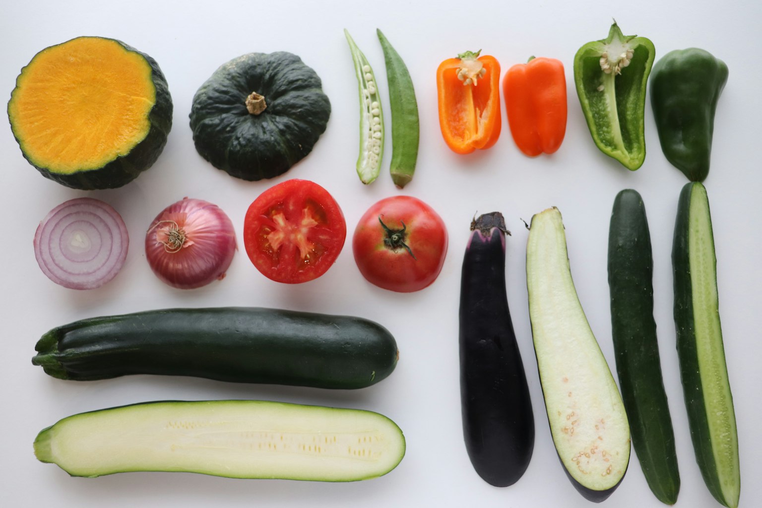 新鲜蔬菜的排列包括南瓜、番茄、甜椒、 zucchini 和茄子