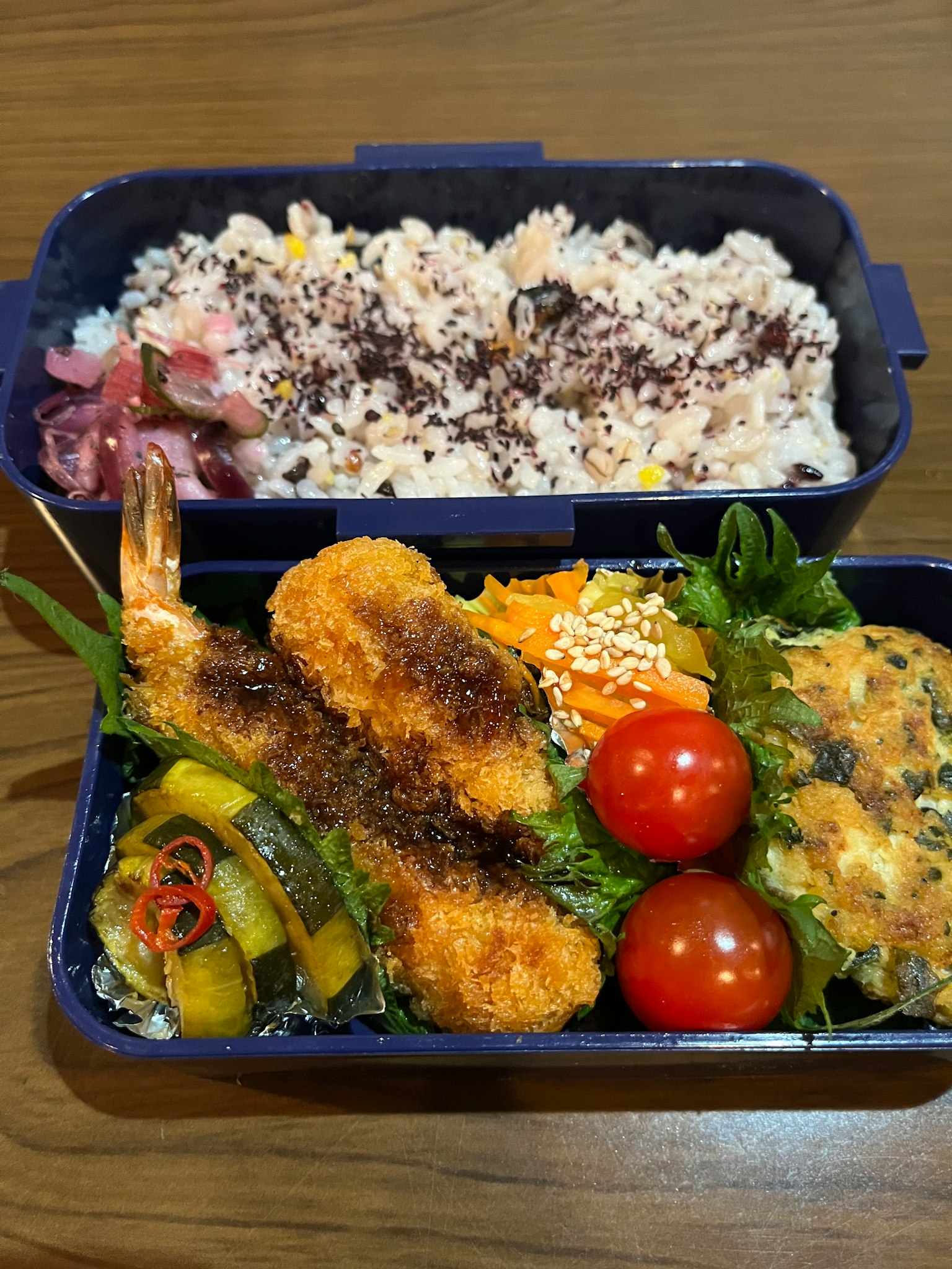Leckeres Bento mit gebratenen Garnelen und einer Vielzahl von Gemüse