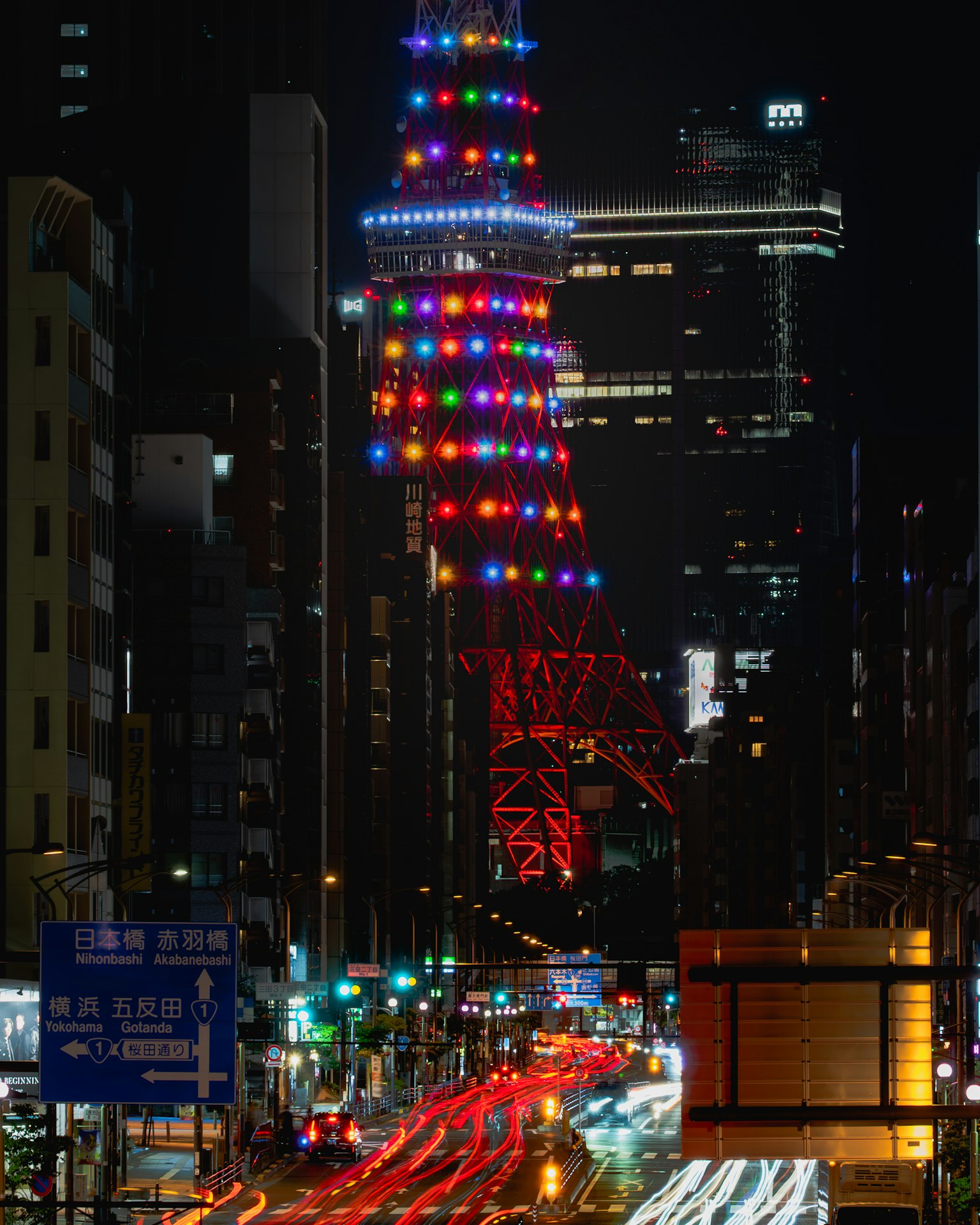 东京塔在夜间被五彩灯光照亮