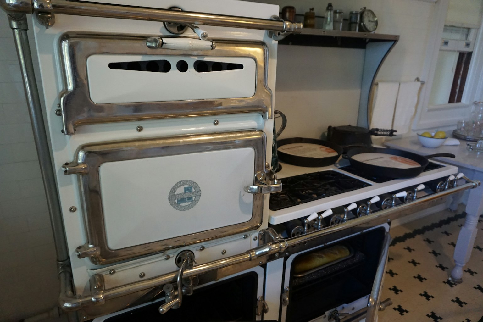 Küche mit vintage Metallherd und Ofen im klassischen Design
