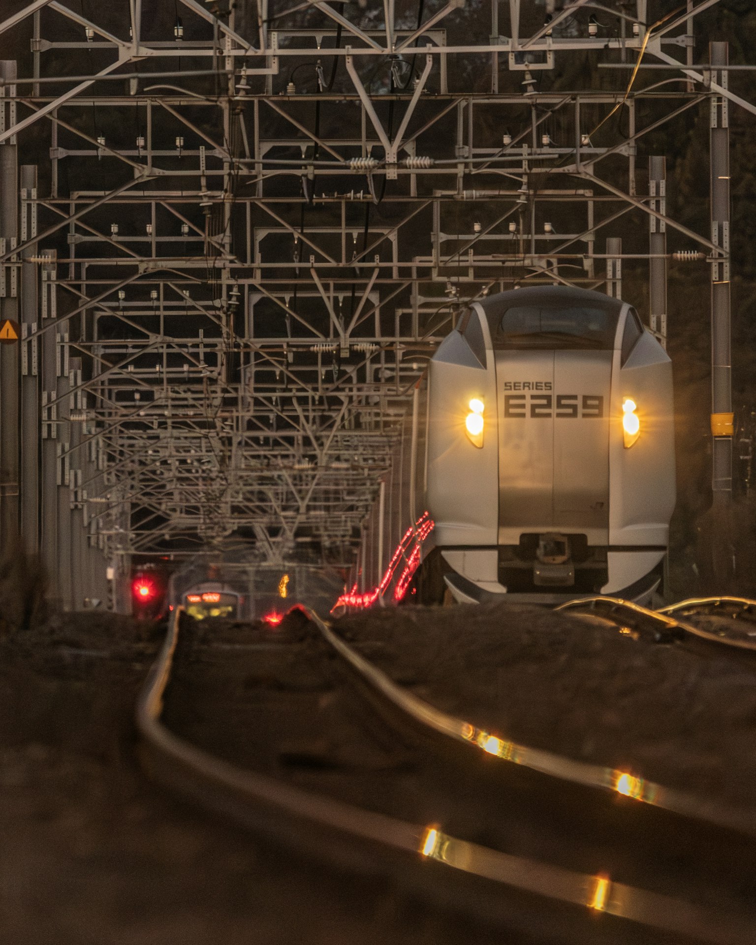 รถไฟและรางที่สถานีรถไฟในเวลากลางคืน