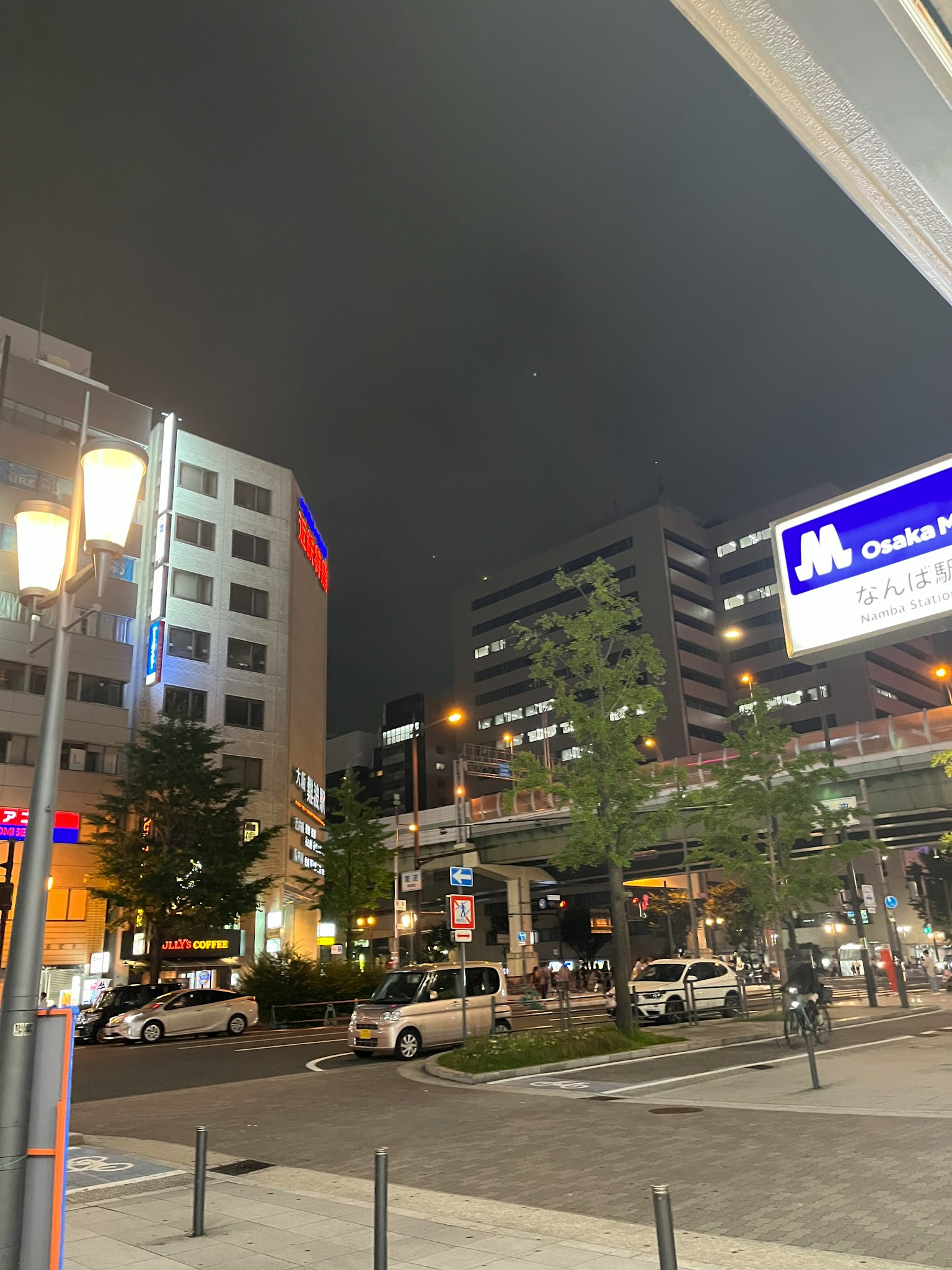 夜間城市風景，明亮的招牌和街燈