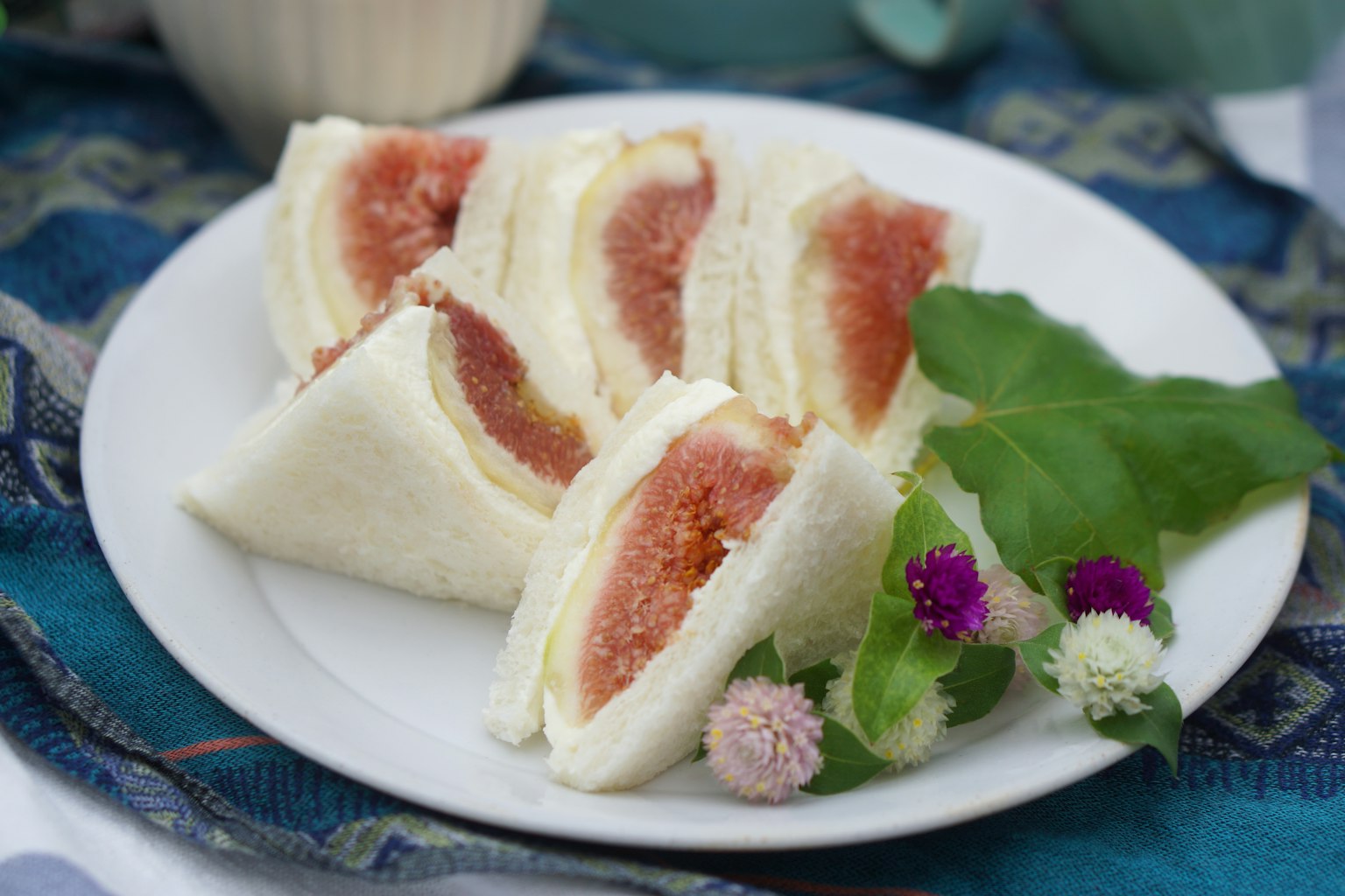 Irisan buah manis dibungkus roti putih dengan susunan herbal