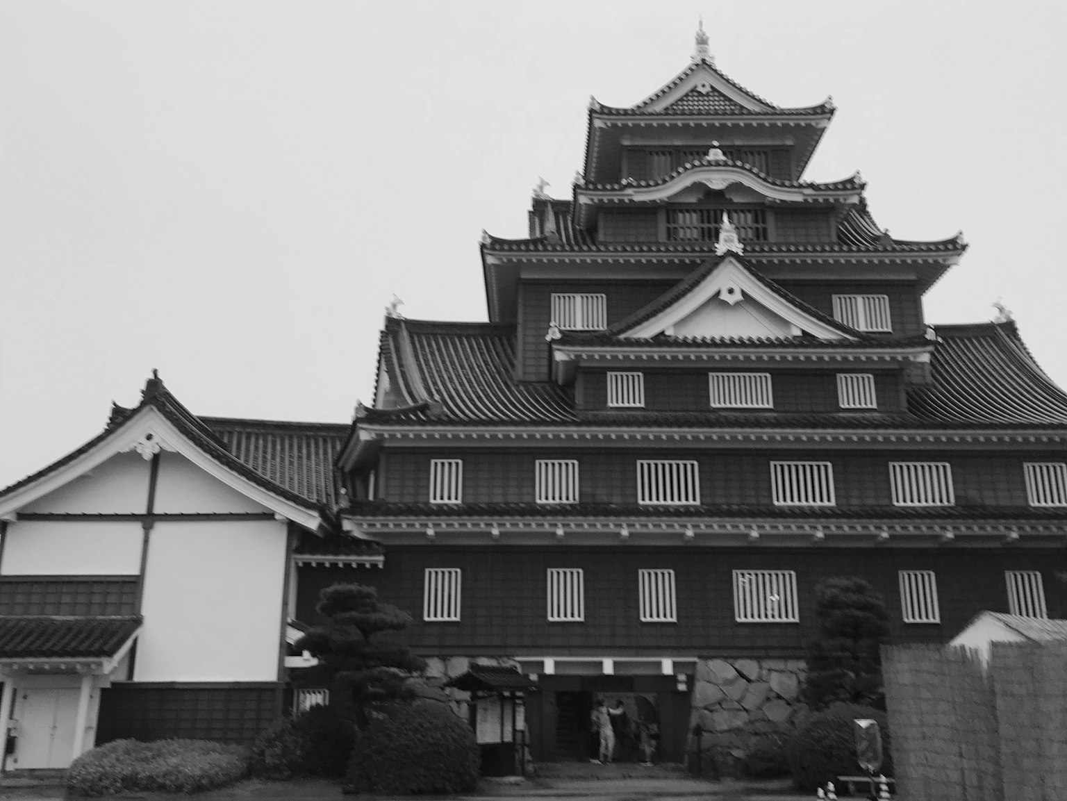 전통 일본 성 건물 검은색과 흰색 색상 여러 지붕 역사적 분위기